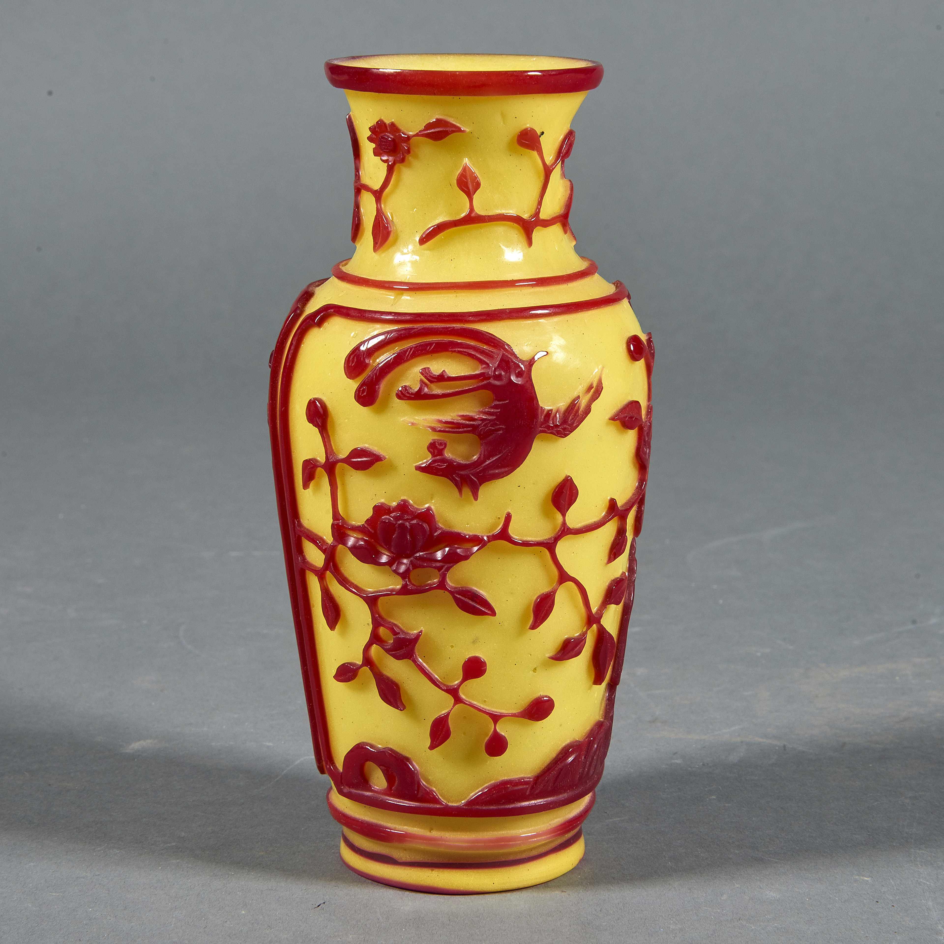 CHINESE PEKING GLASS VASE Chinese 3a6305