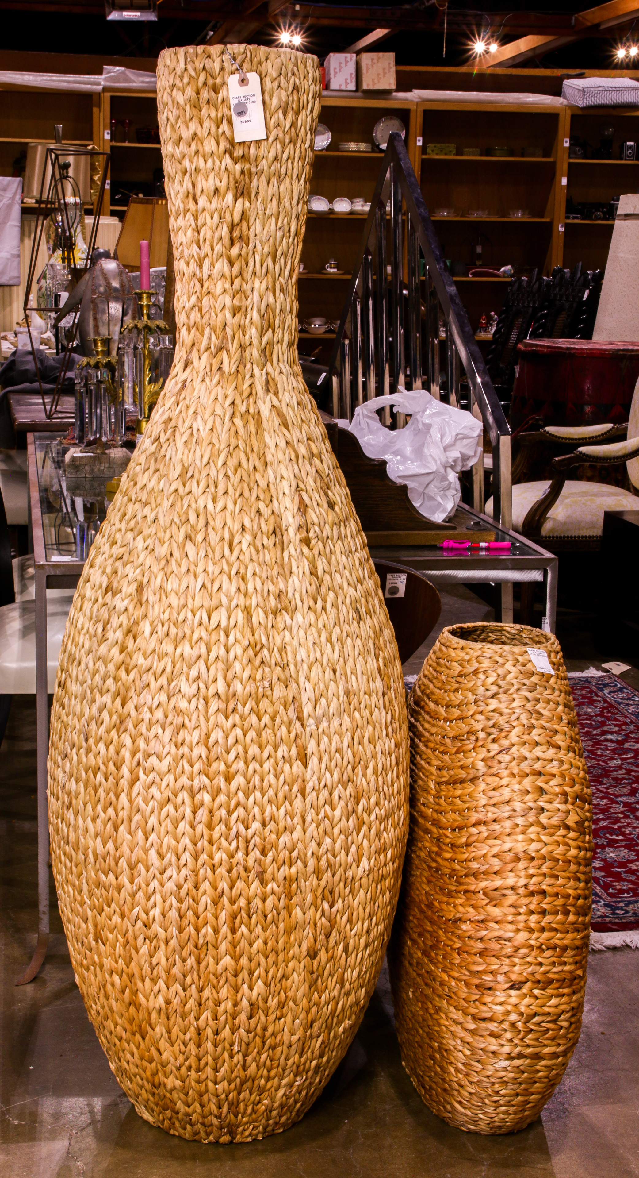  LOT OF 2 LARGE DECORATIVE BASKETS 3a637d