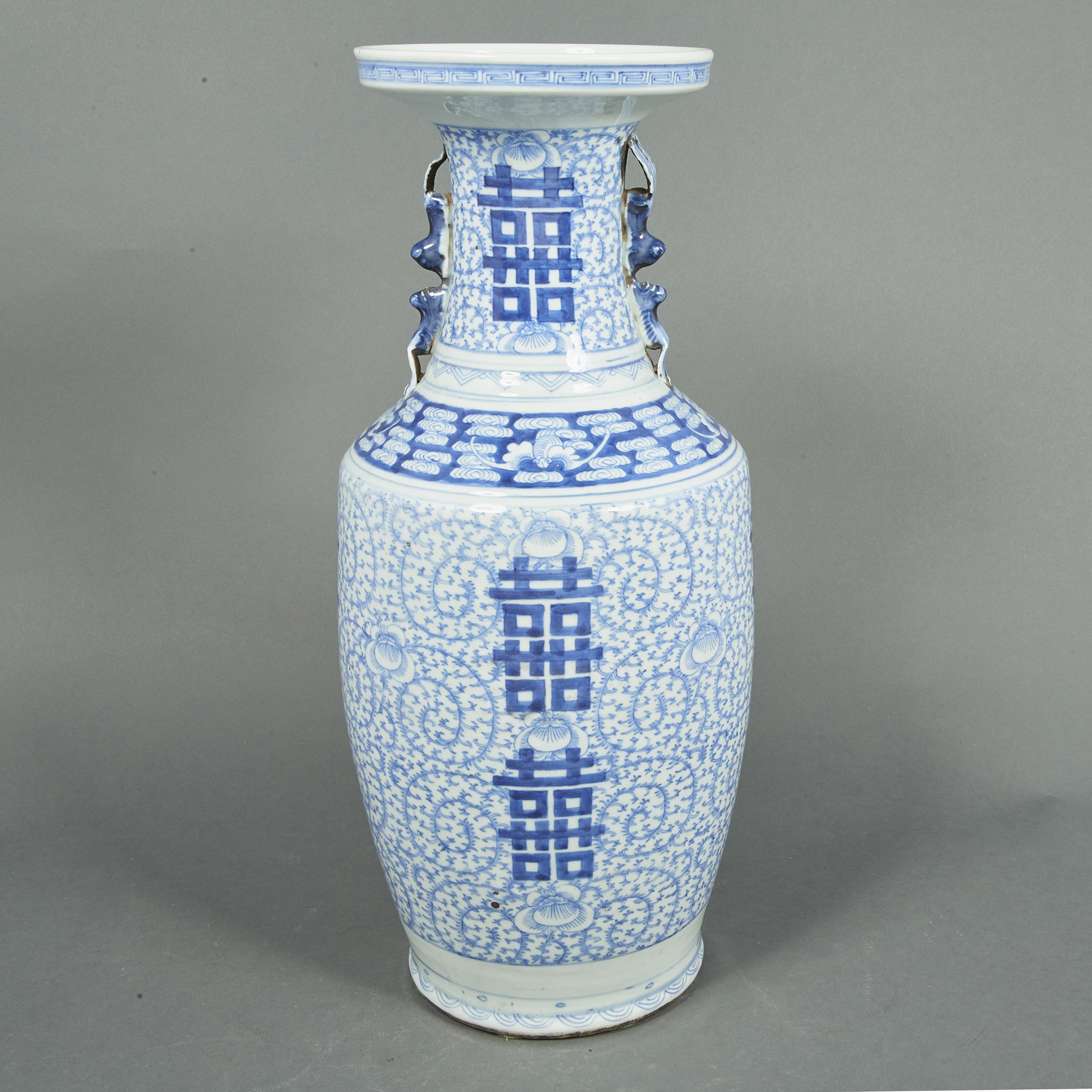 CHINESE BLUE AND WHITE VASE Chinese 3a6569