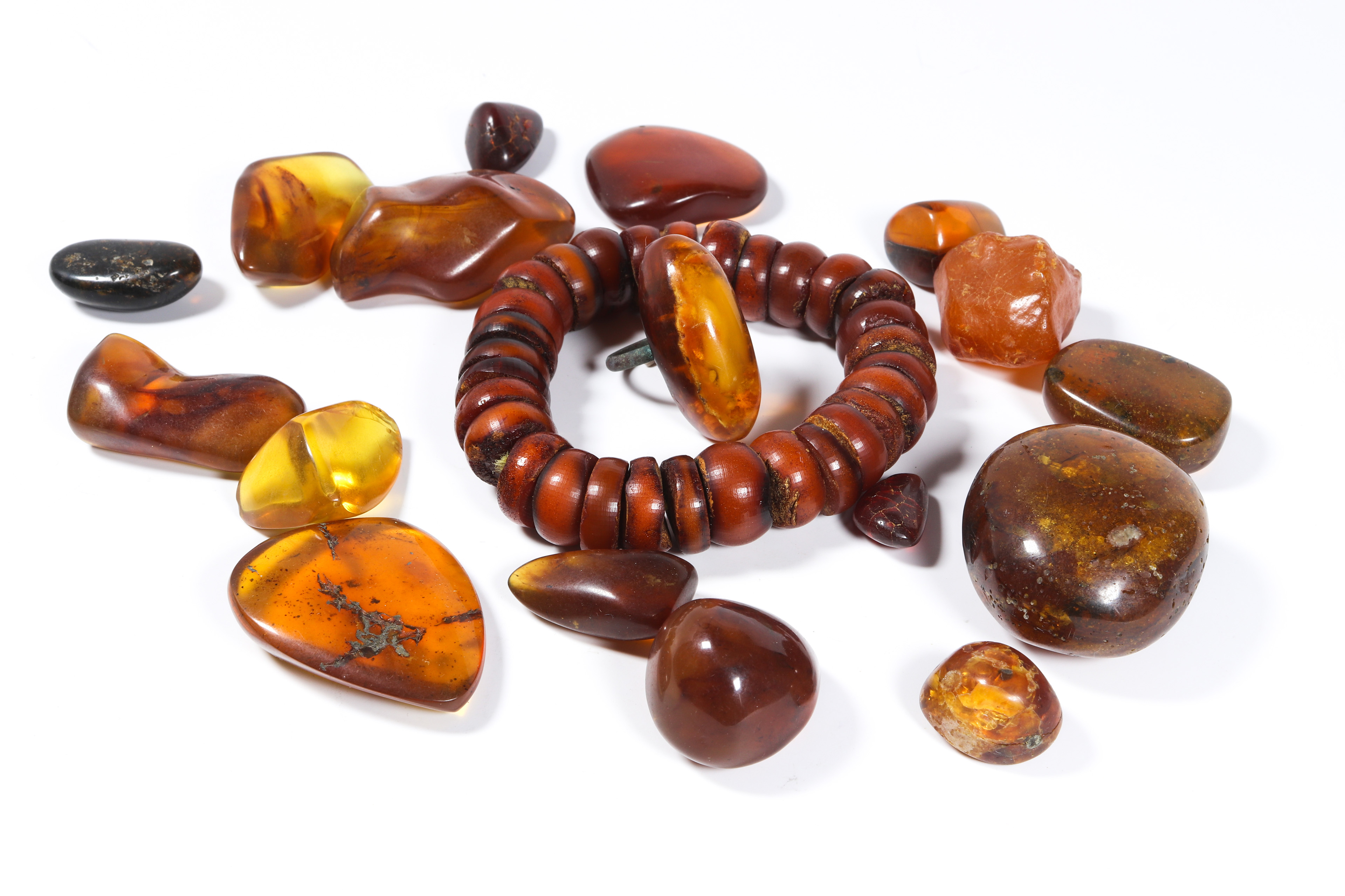 GROUP OF AMBER BEADS Group of amber