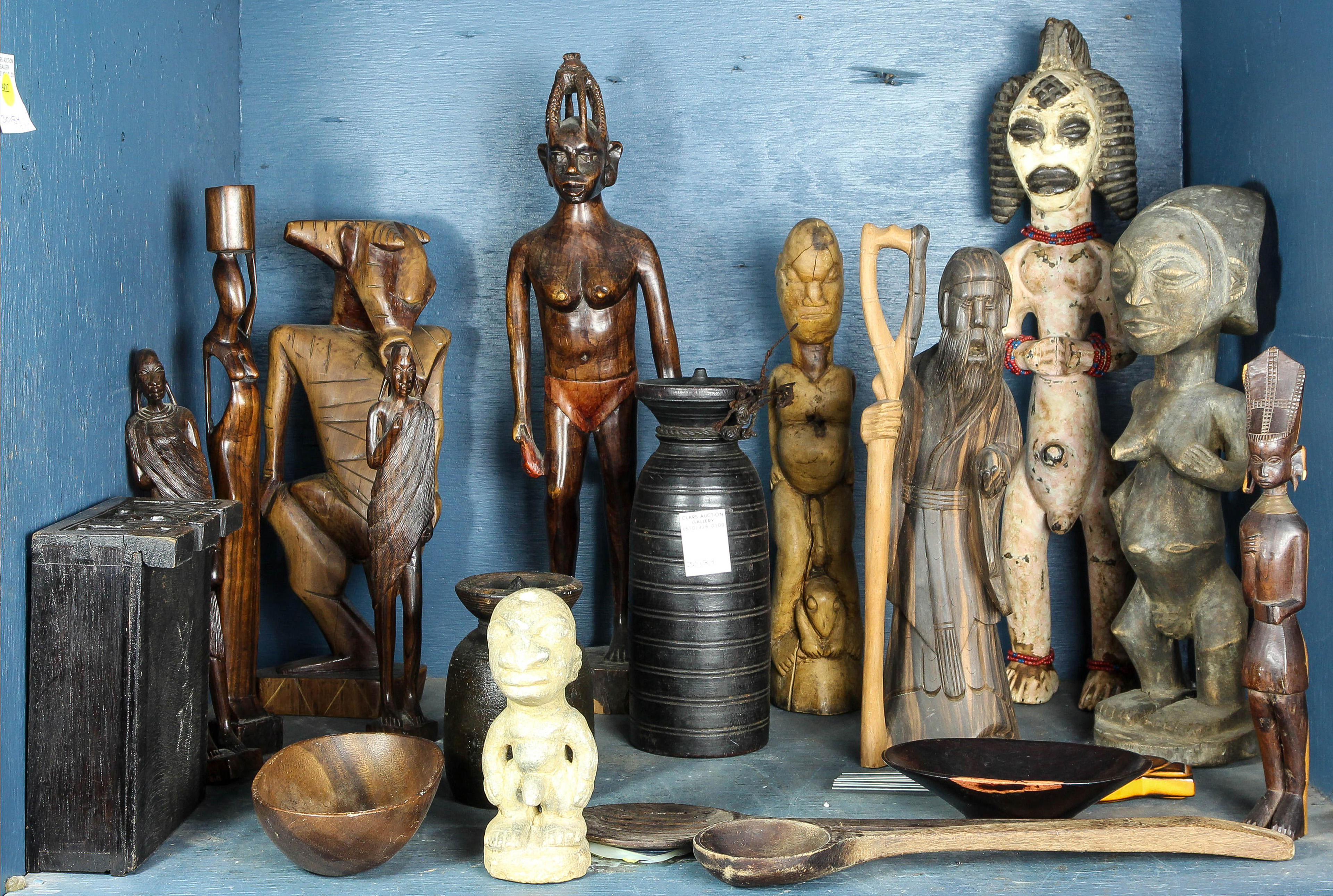 A COLLECTION OF AFRICAN WOOD CARVINGS 3a663e