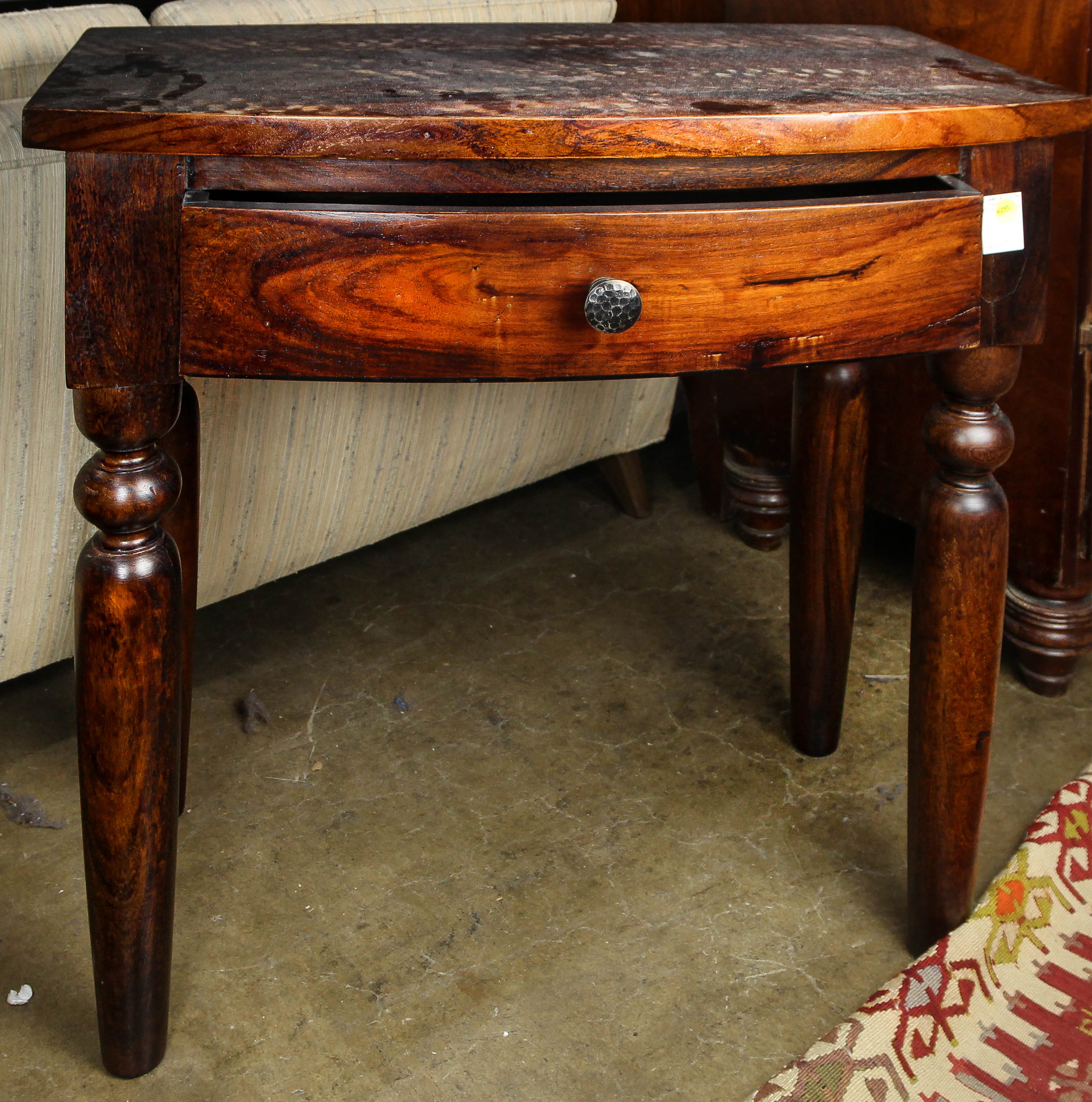 A FEDERAL STYLE OCCASIONAL TABLE