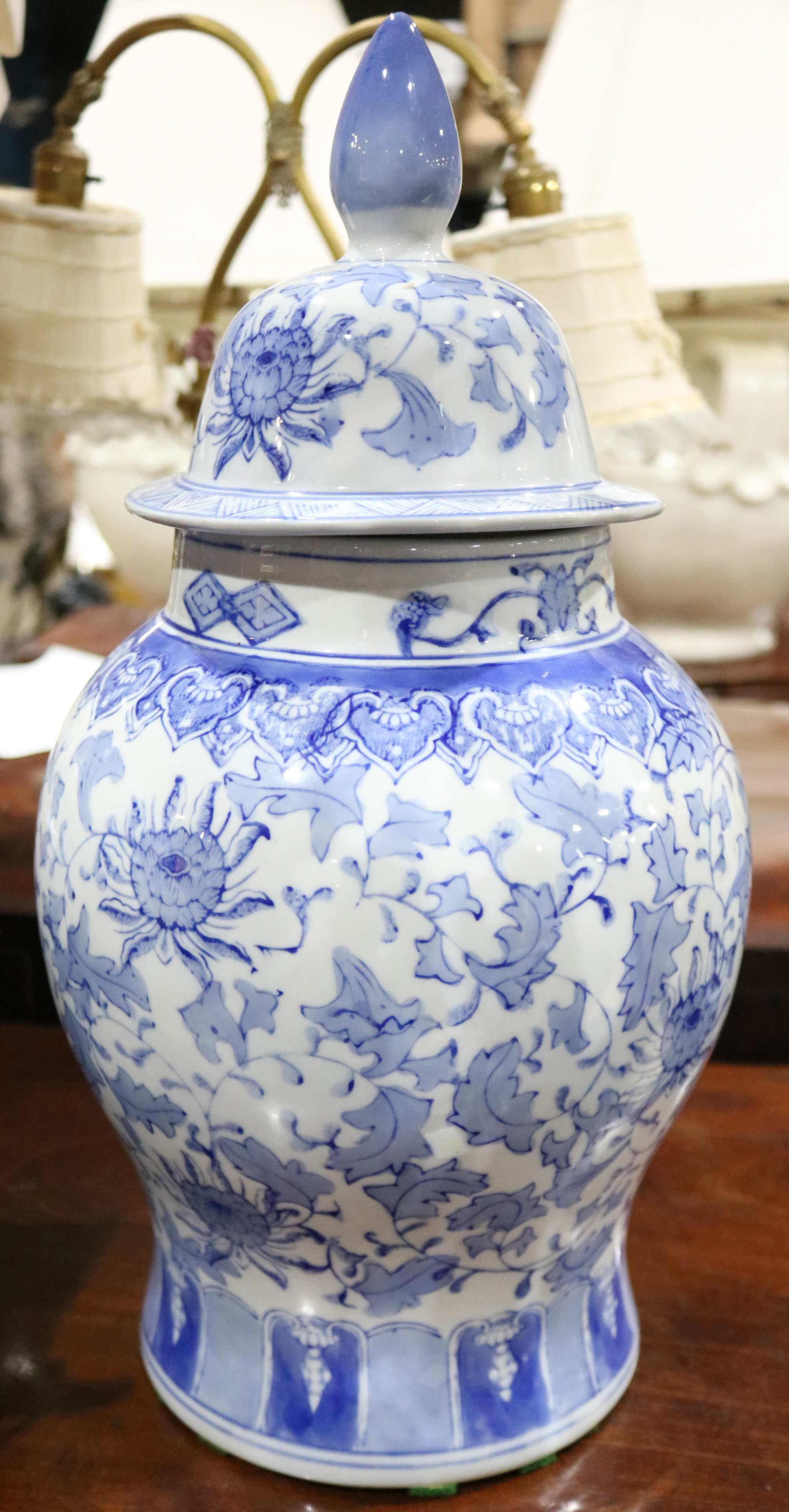 A CHINESE BLUE AND WHITE COVERED
