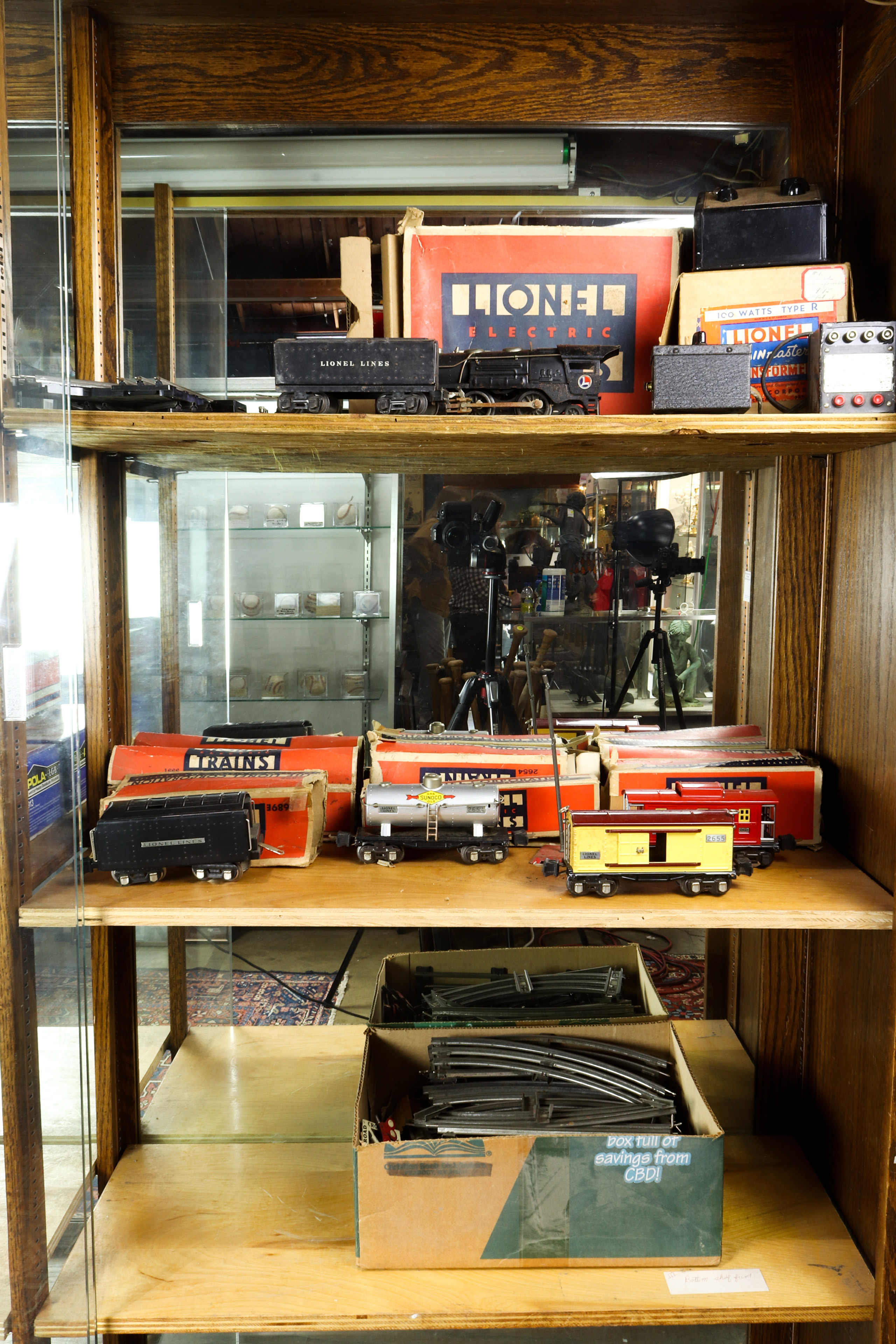 THREE SHELVES OF BOXED MODEL TRAINS 3a66ce