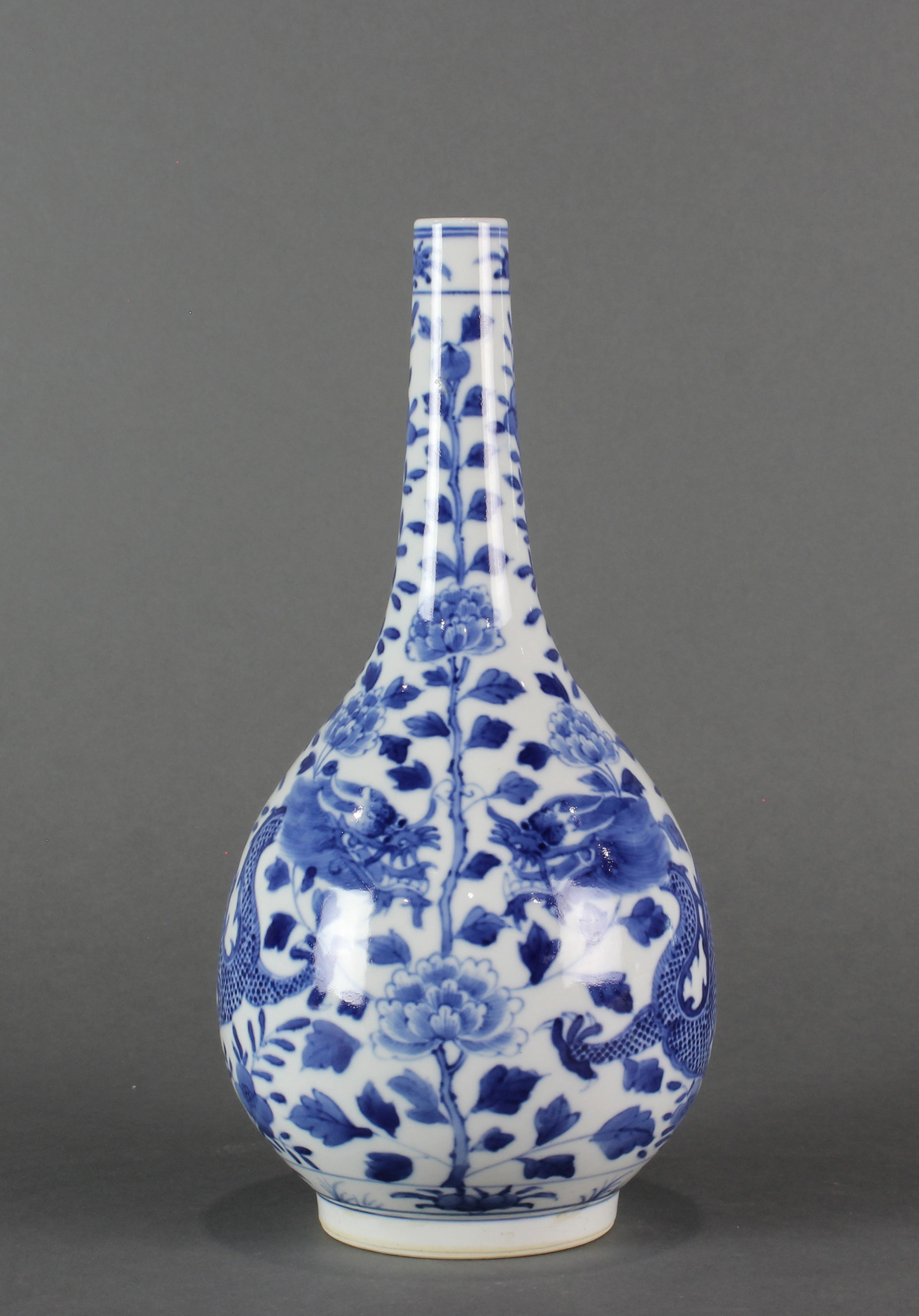 CHINESE BLUE AND WHITE BOTTLE VASE 3a6783