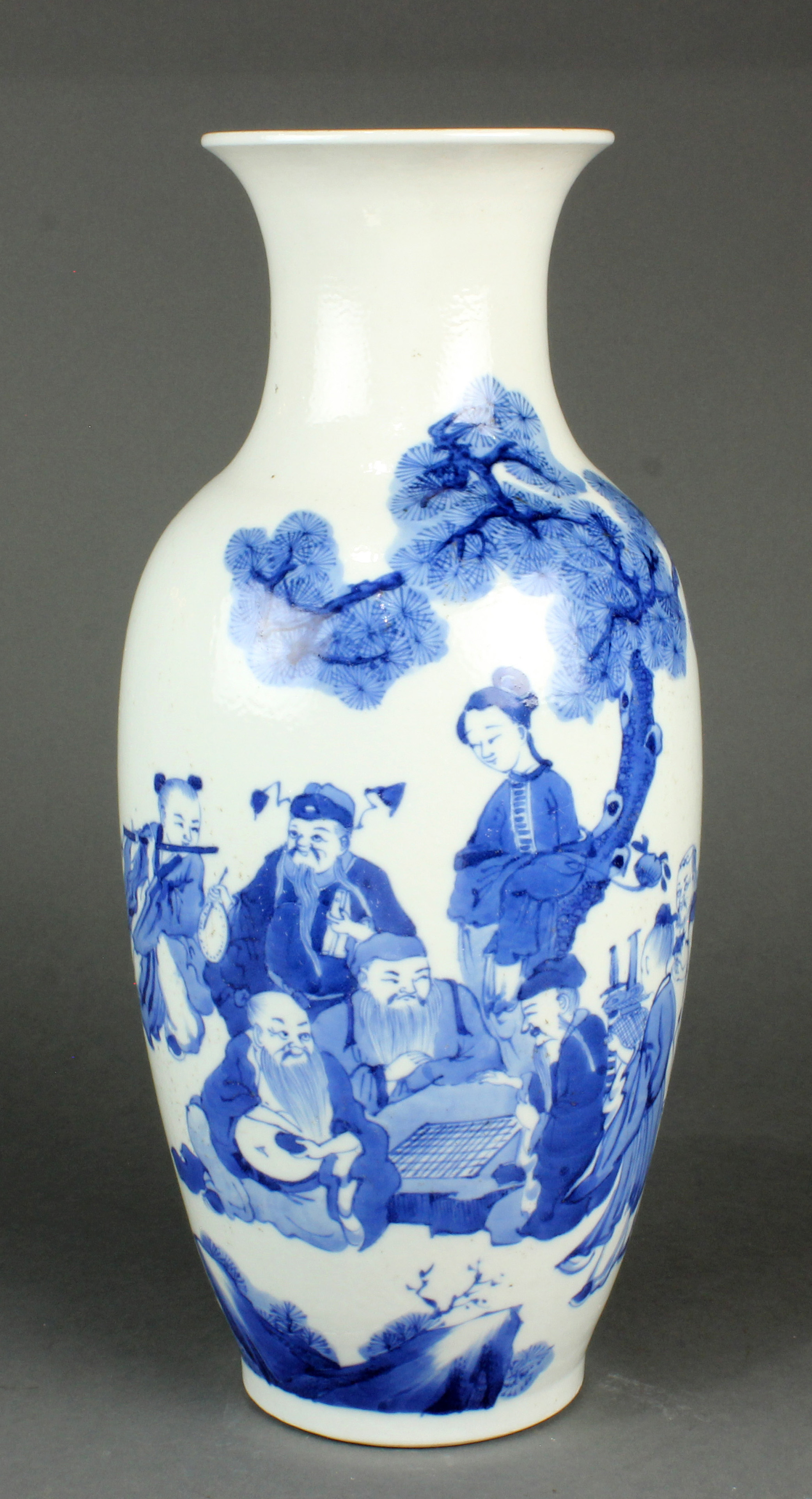 CHINESE BLUE AND WHITE VASE Chinese