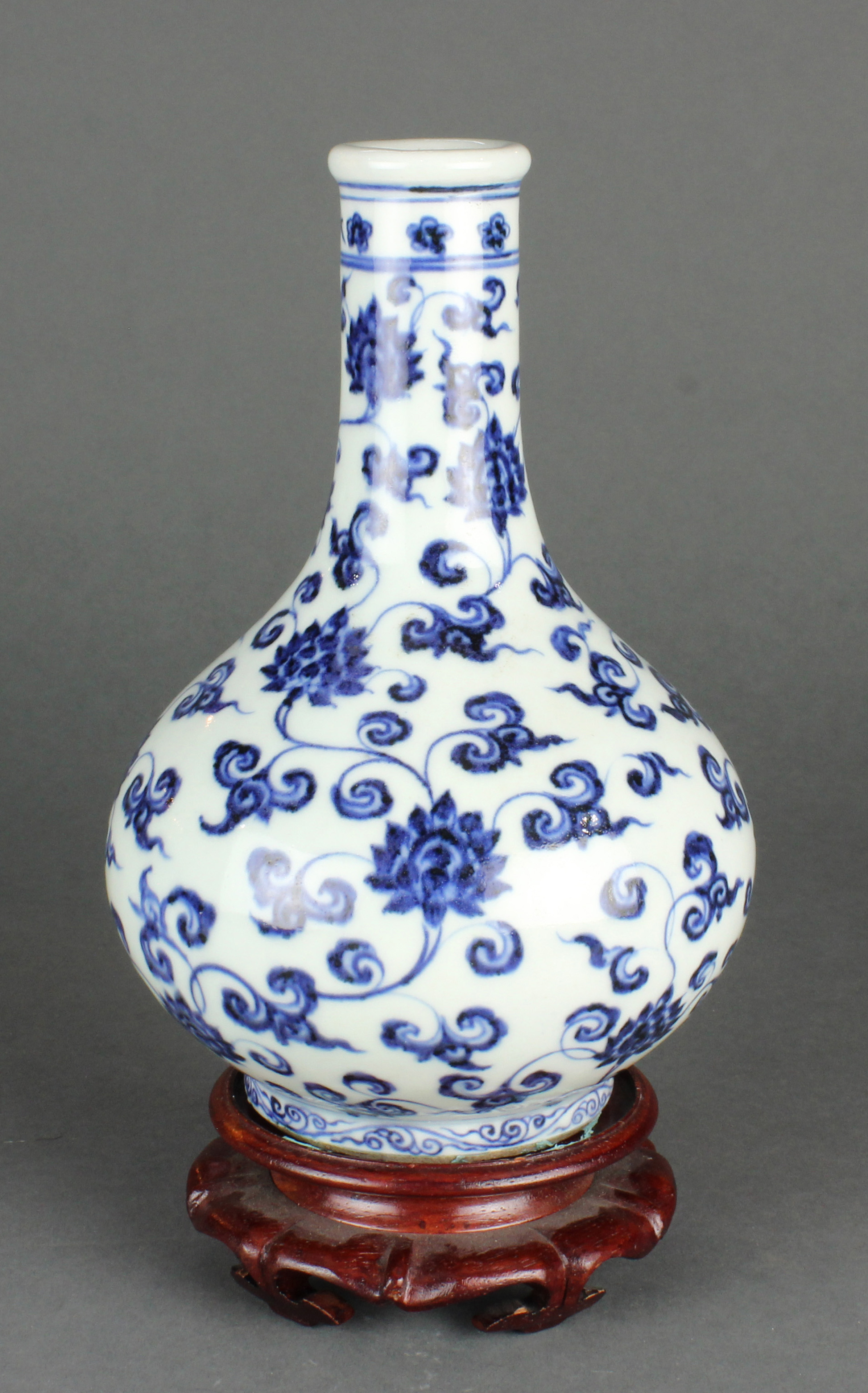 CHINESE BLUE AND WHITE BOTTLE VASE 3a6787