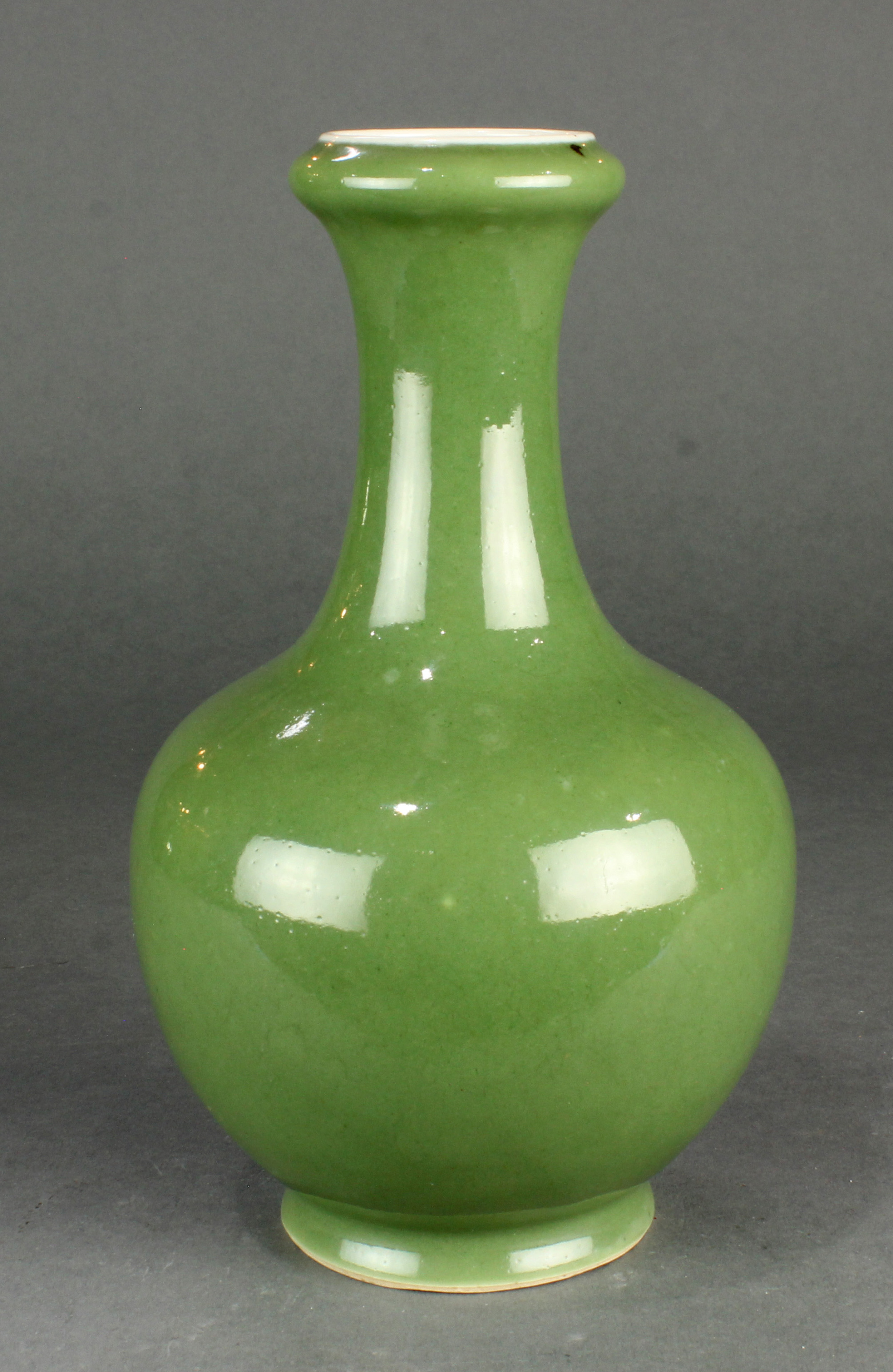 CHINESE GREEN GLAZED VASE Chinese 3a6797