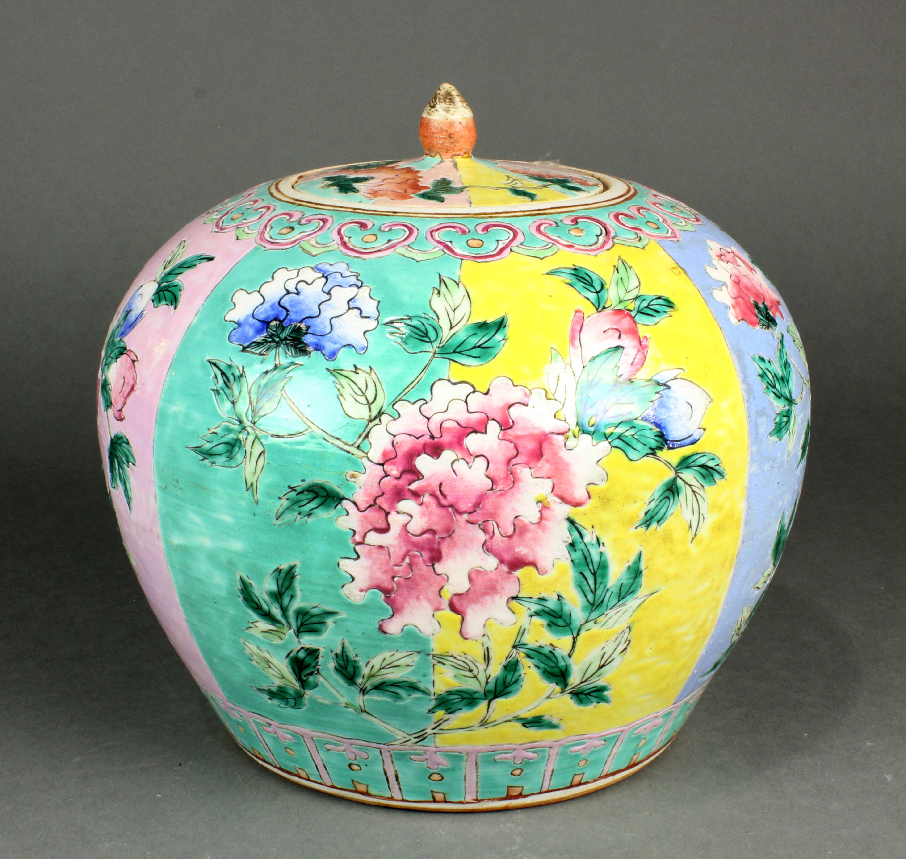 CHINESE FAMILLE ROSE LIDDED GINGER 3a6793