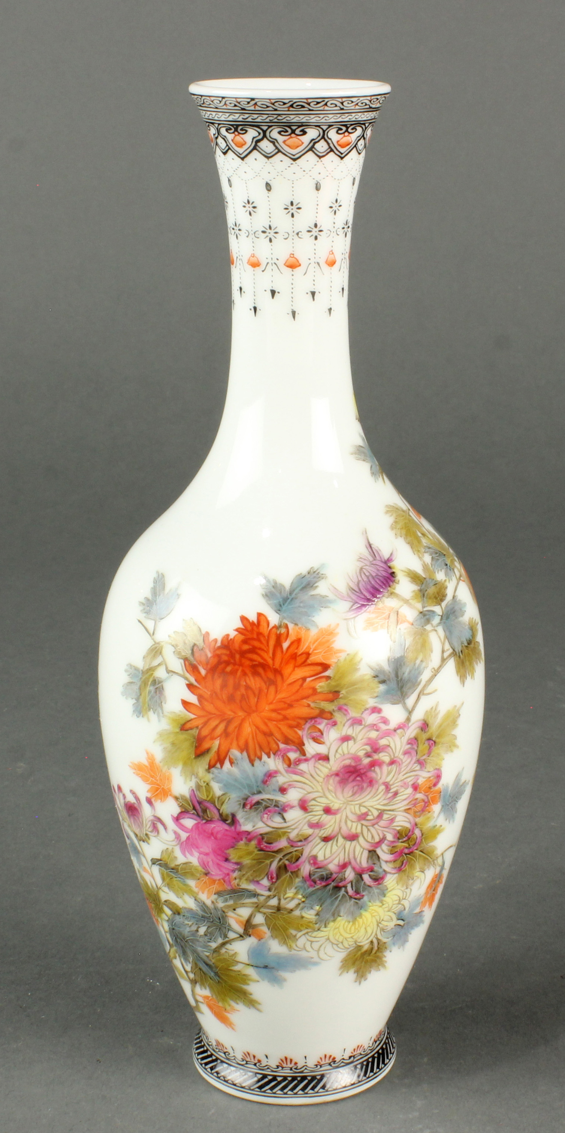 CHINESE FAMILLE ROSE VASE Chinese 3a67a0