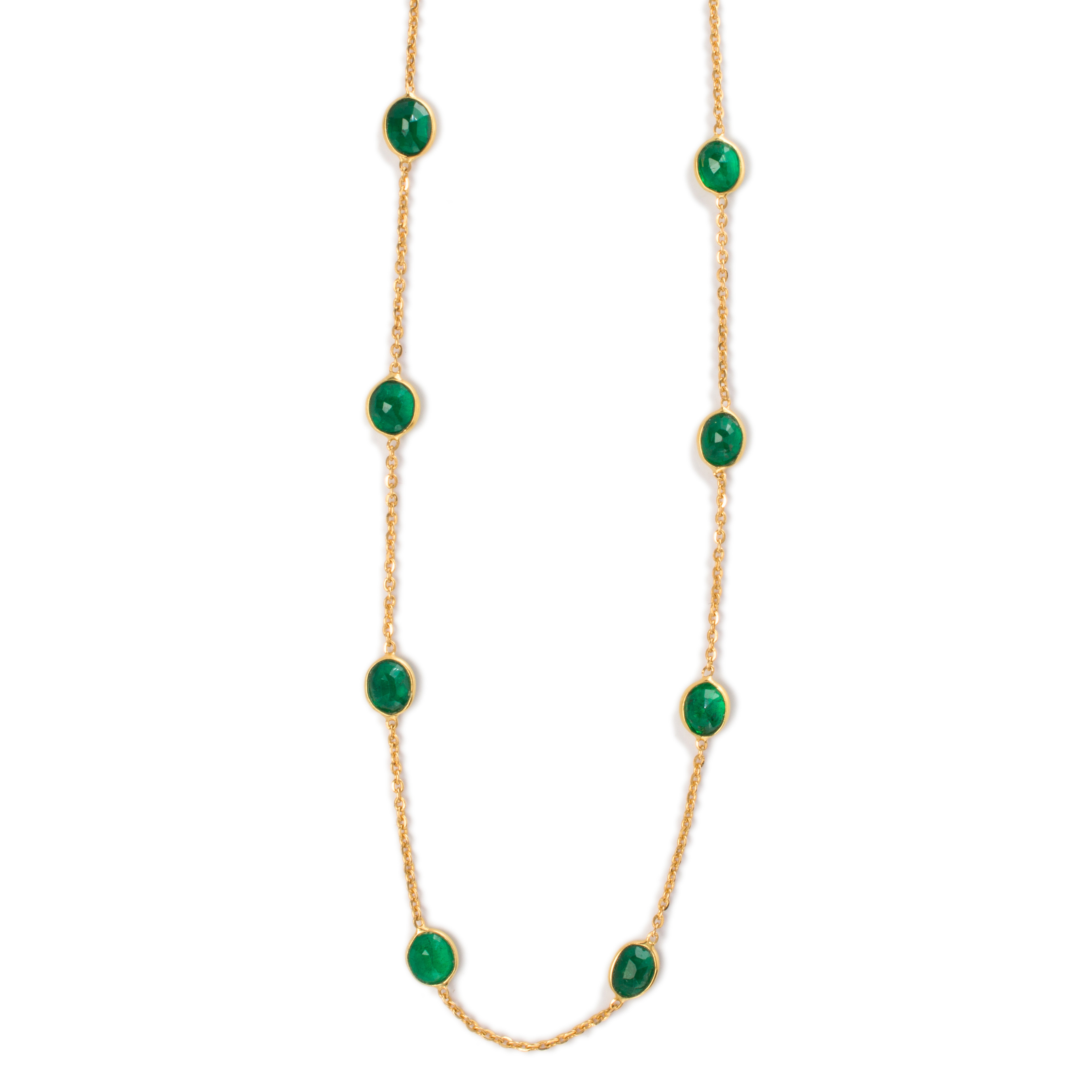 AN EMERALD AND EIGHTEEN KARAT GOLD NECKLACE