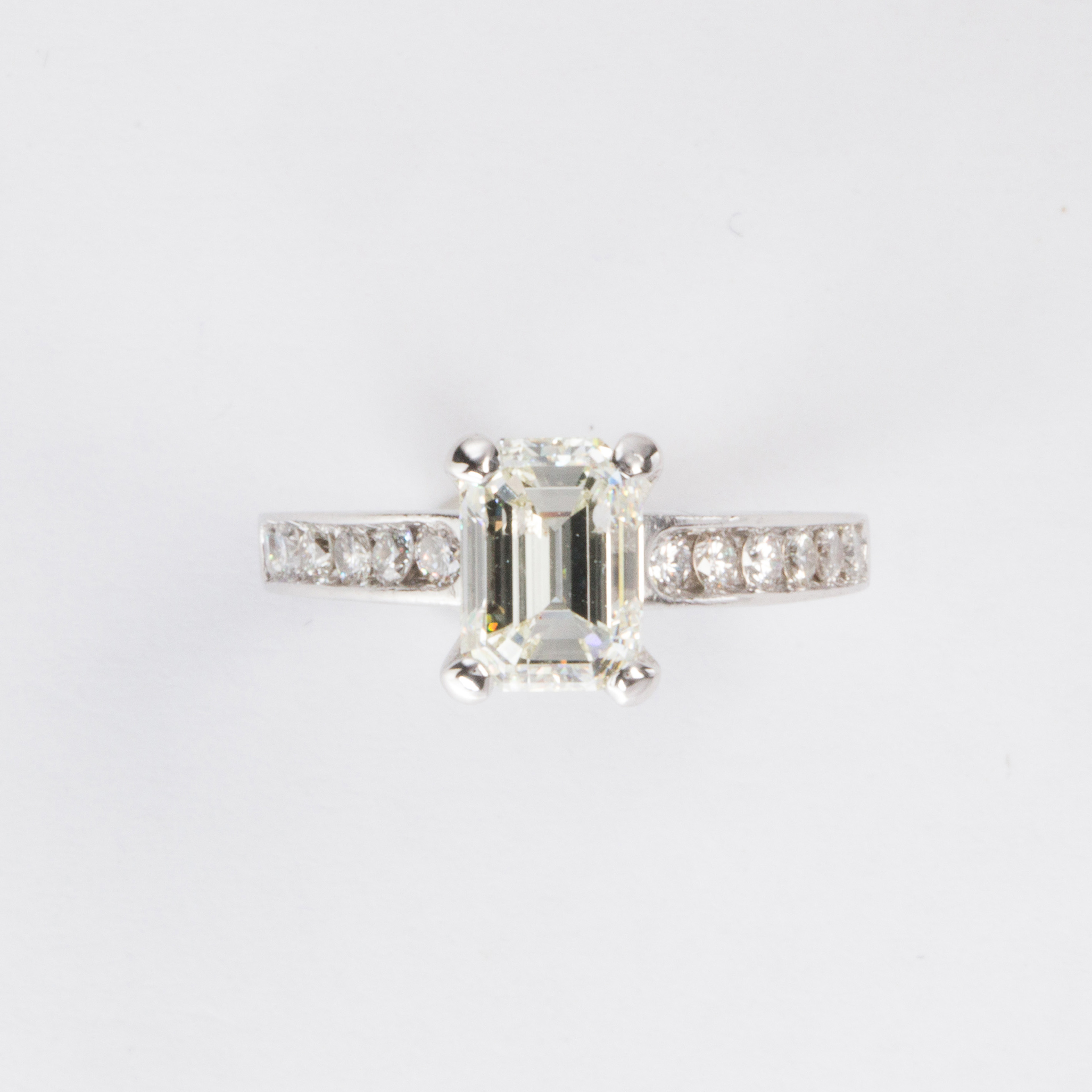 A DIAMOND AND PLATINUM RING A diamond 3a6890