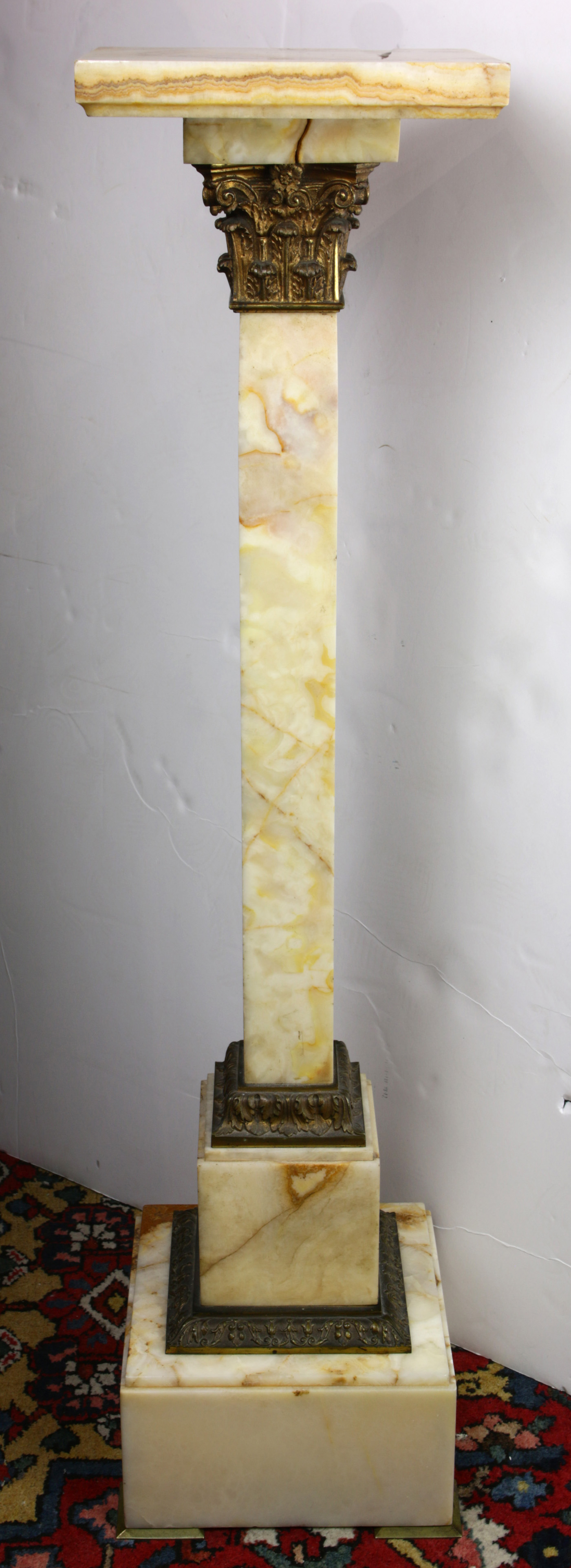 A CLASSICAL STYLE MARBLE PEDESTAL