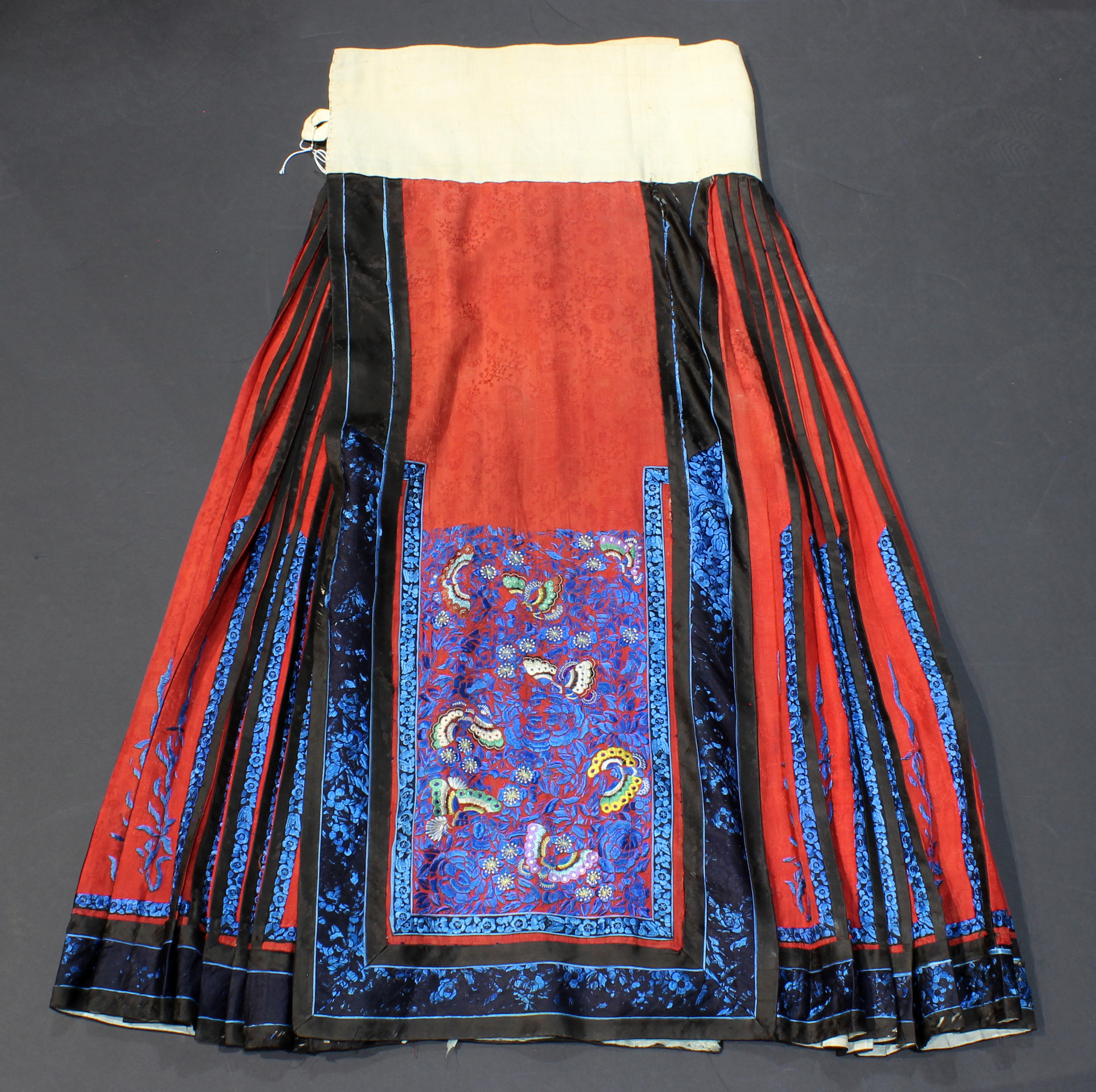 CHINESE WOVEN RED GROUND SKIRT 3a6a34