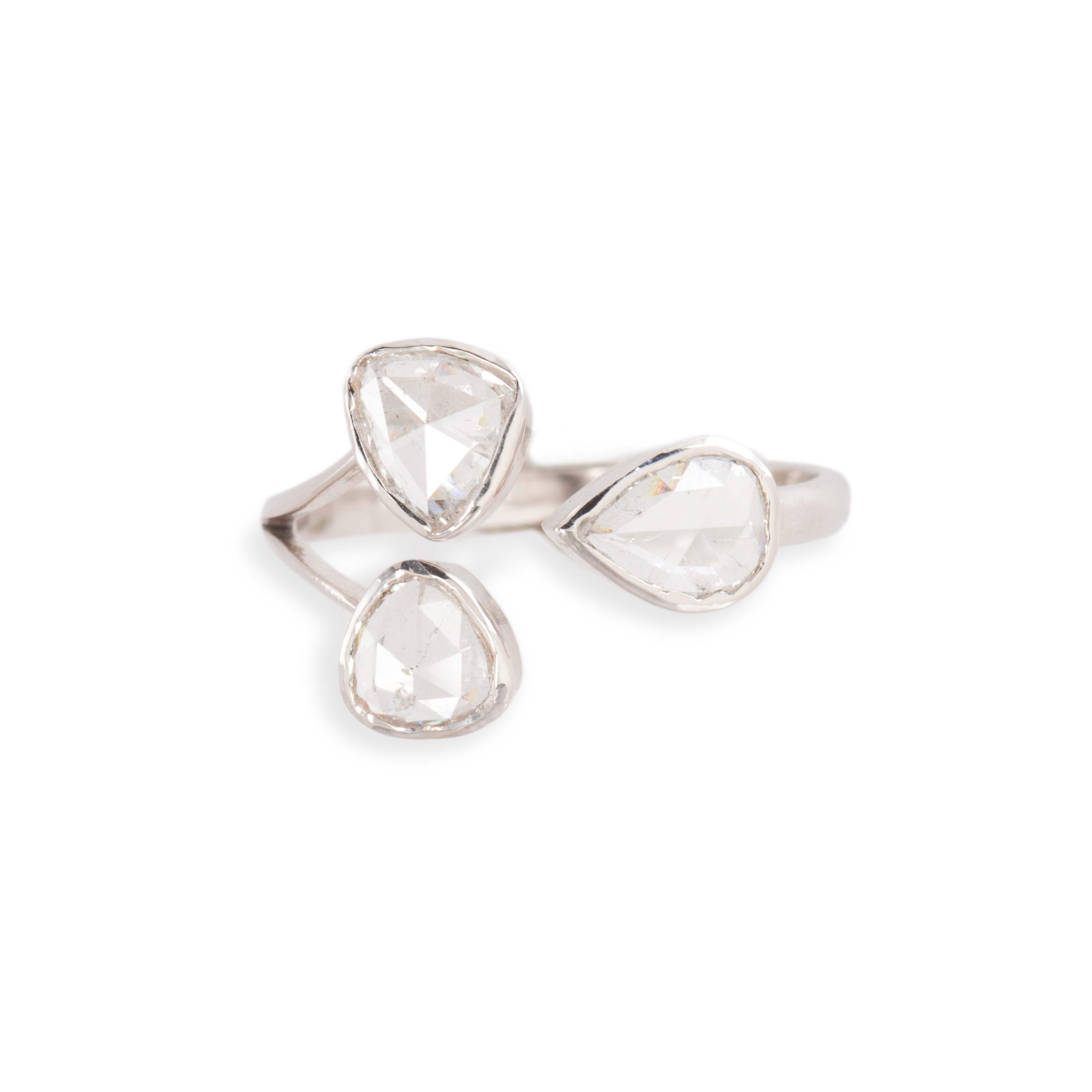 A DIAMOND AND EIGHTEEN KARAT WHITE 3a6a43