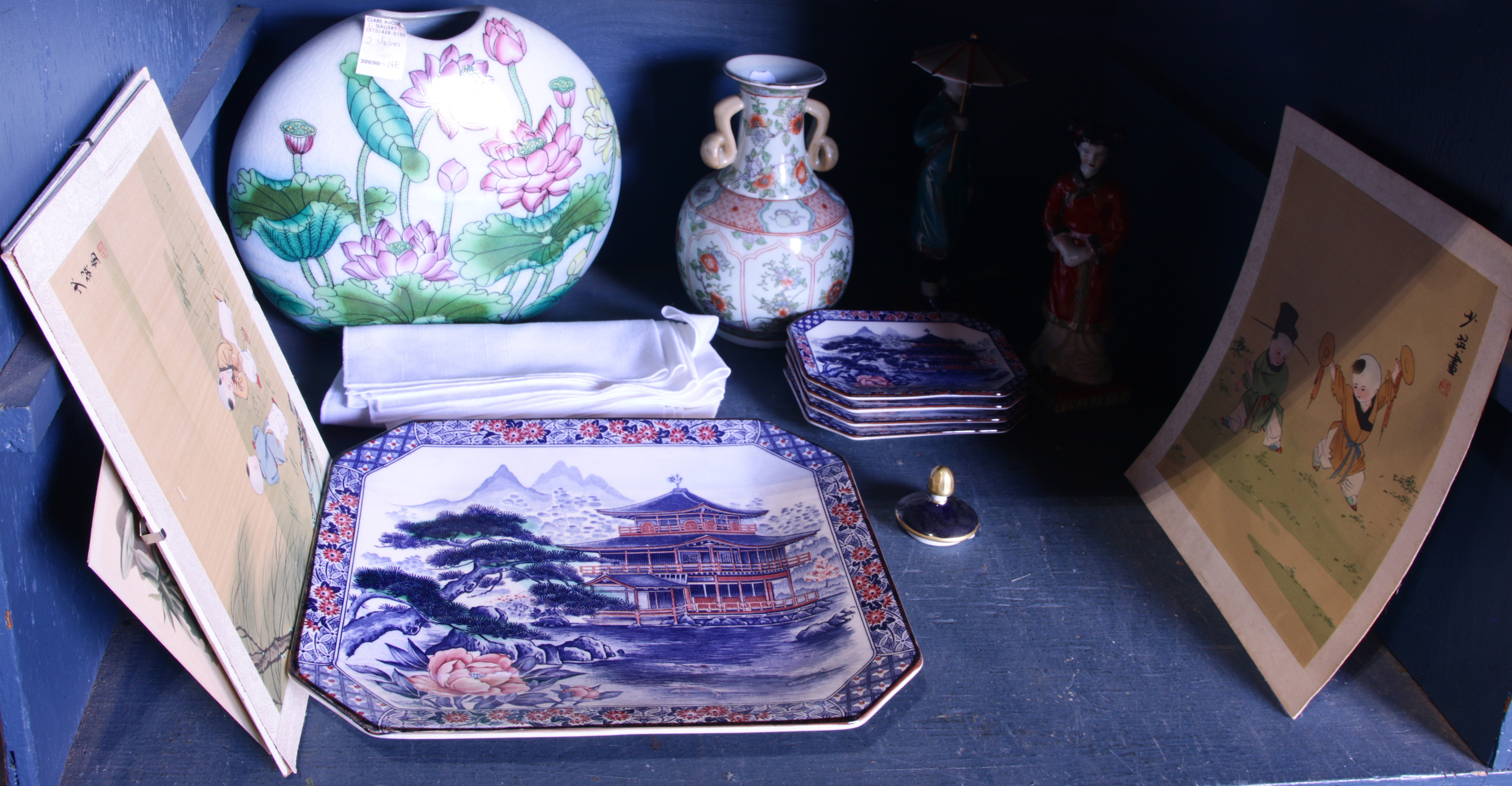 TWO SHELVES OF CHINESE PORCELAIN 3a6b71