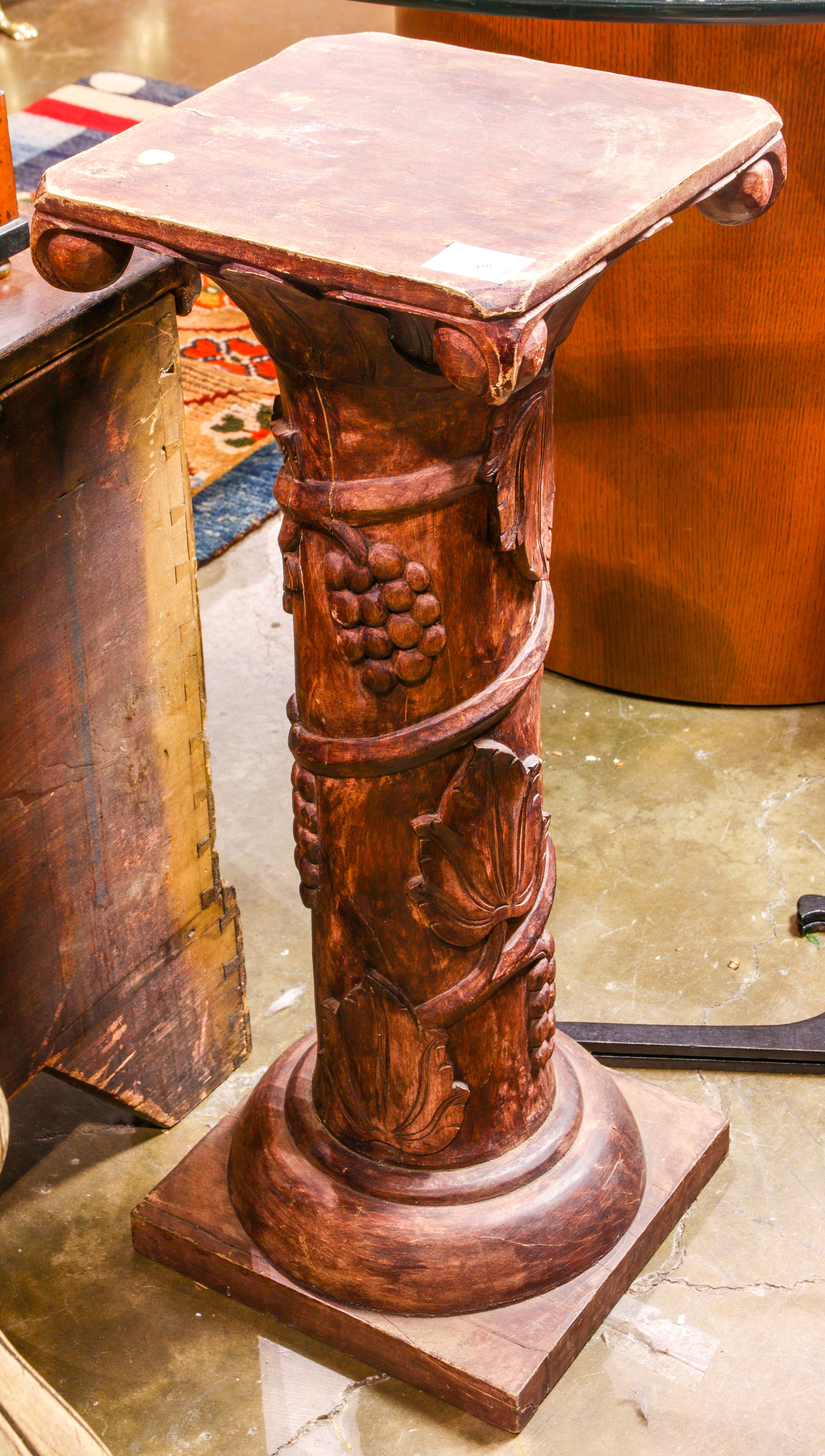 A CLASSICAL STYLE WOOD CARVED PEDESTAL