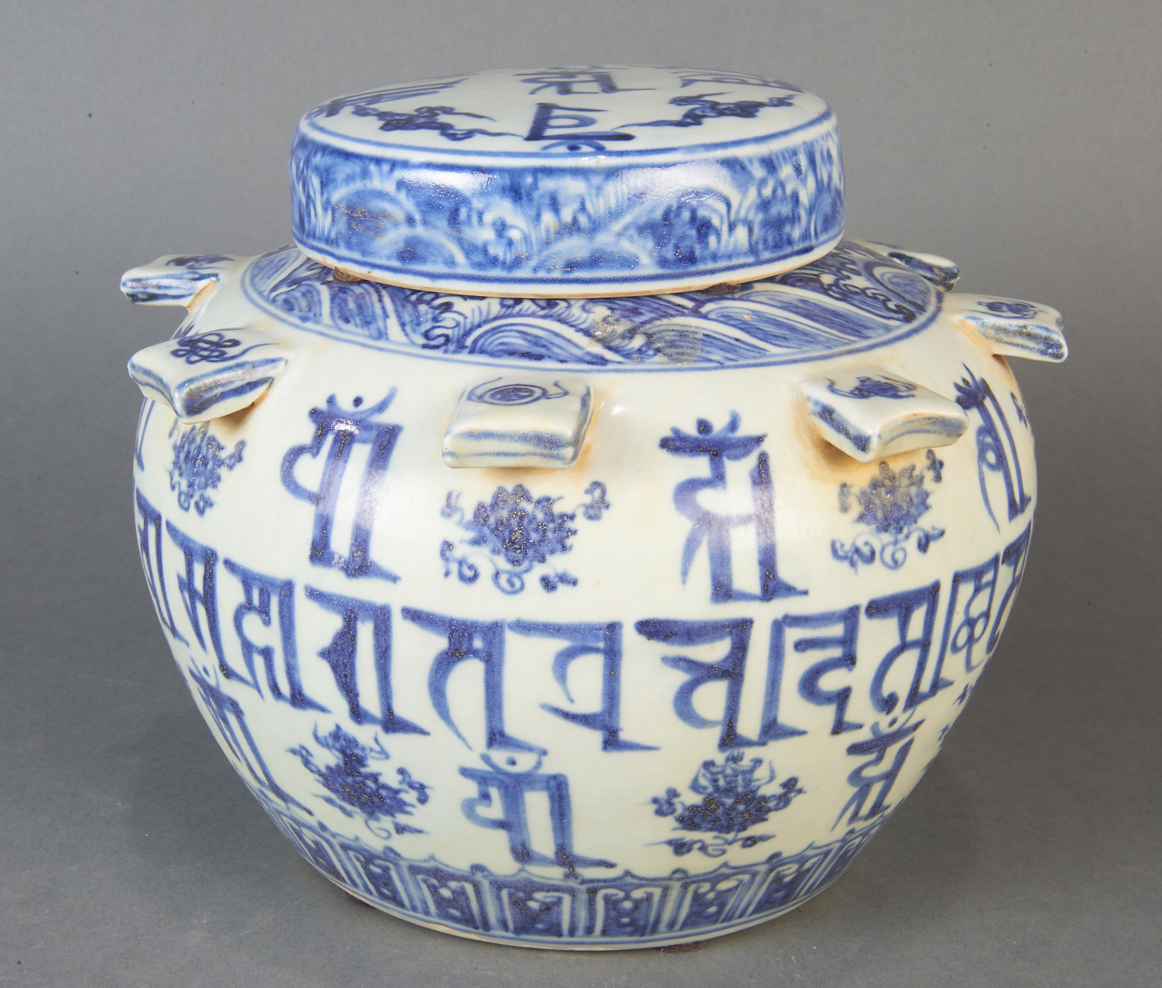 CHINESE BLUE AND WHITE COVERED