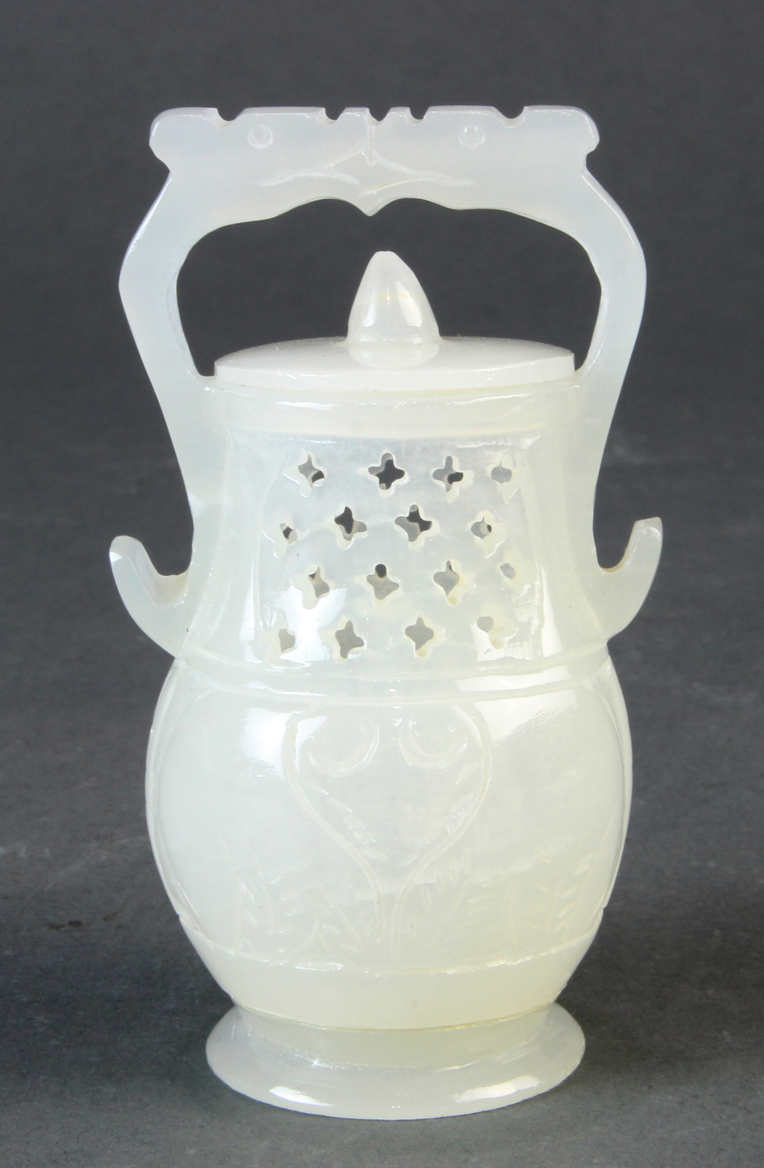 CHINESE WHITE JADE MINIATURE COVERED 3a6c59