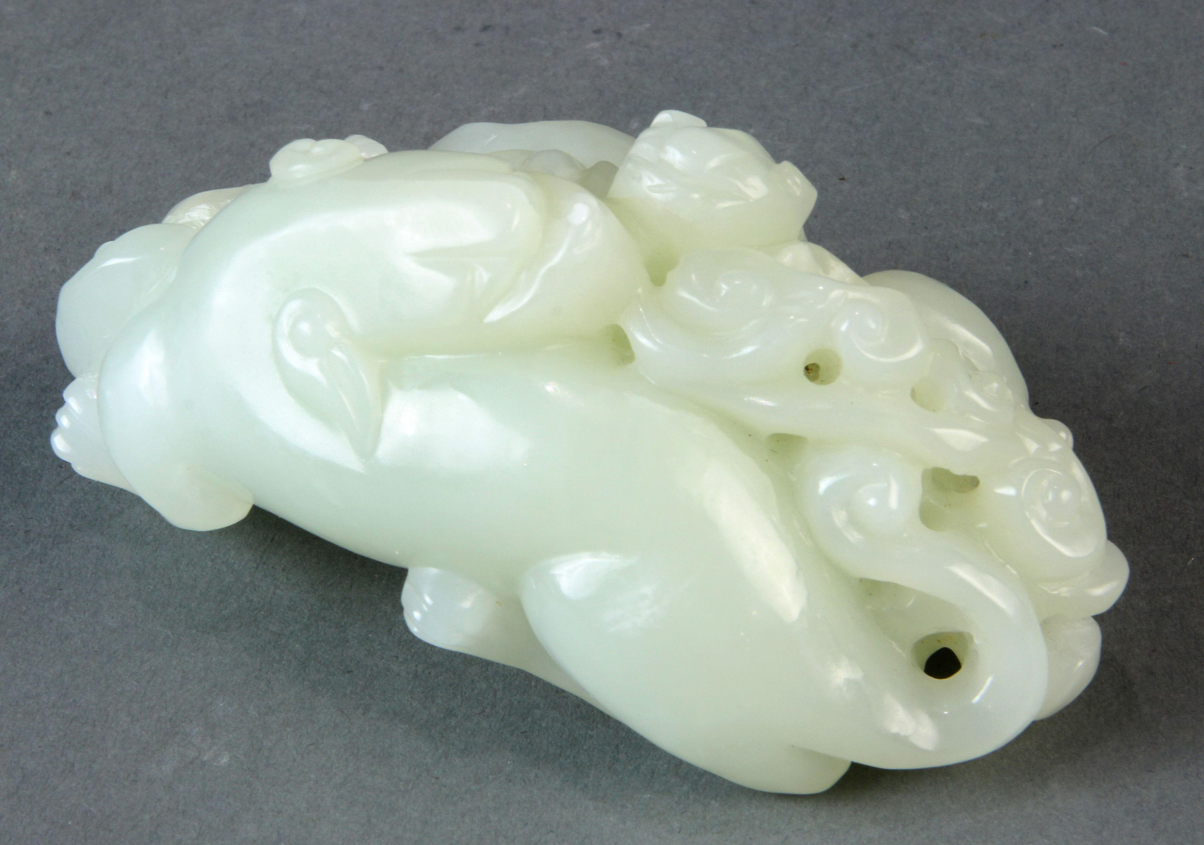 CHINESE JADE CARVING OF A BEAST 3a6c55