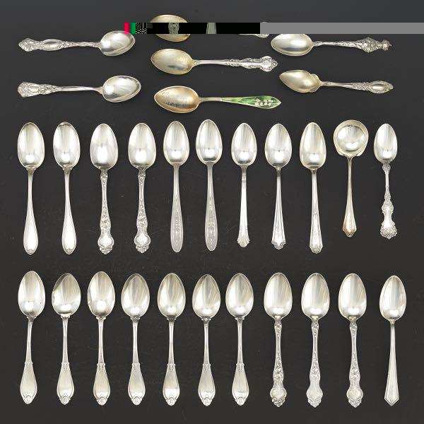 A GROUP OF TEASPOONS  28 teaspoons and