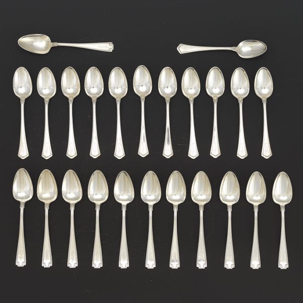 A GROUP OF STERLING TEASPOONS 5 ? &