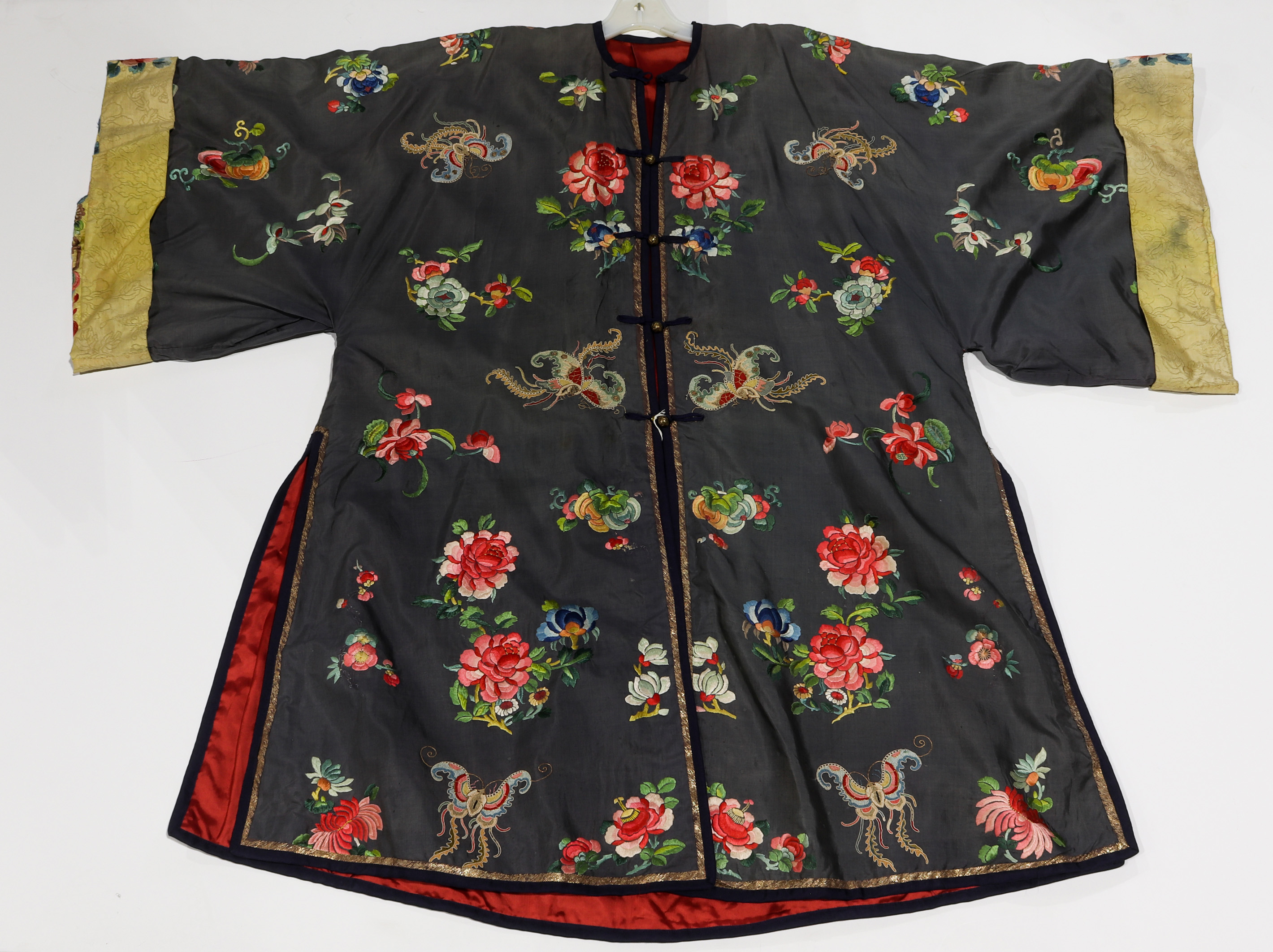 CHINESE EMBRODERED SILK ROBE Chinese 3a4ab5
