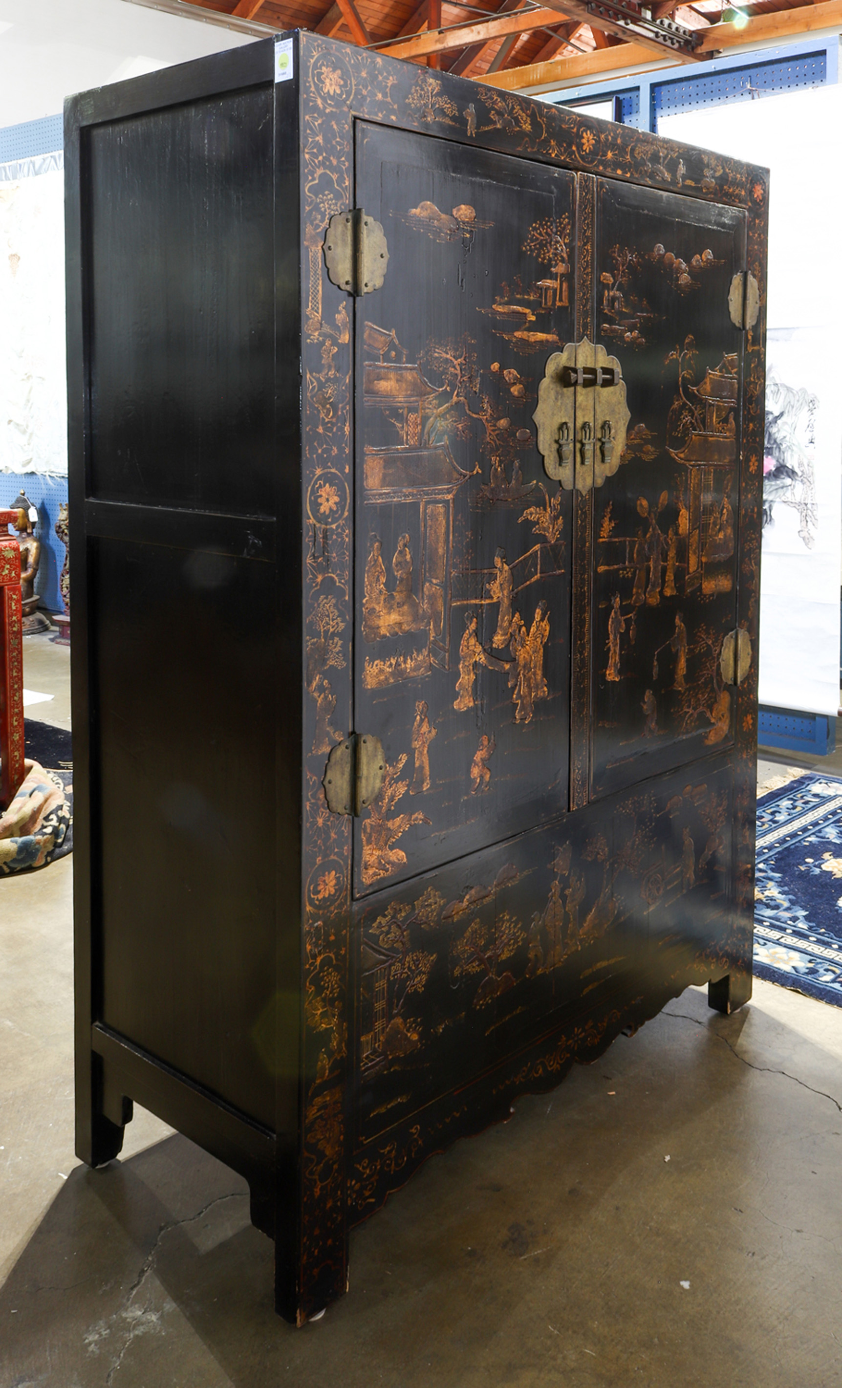 CHINESE GILT LACQUERED CHEST Chinese