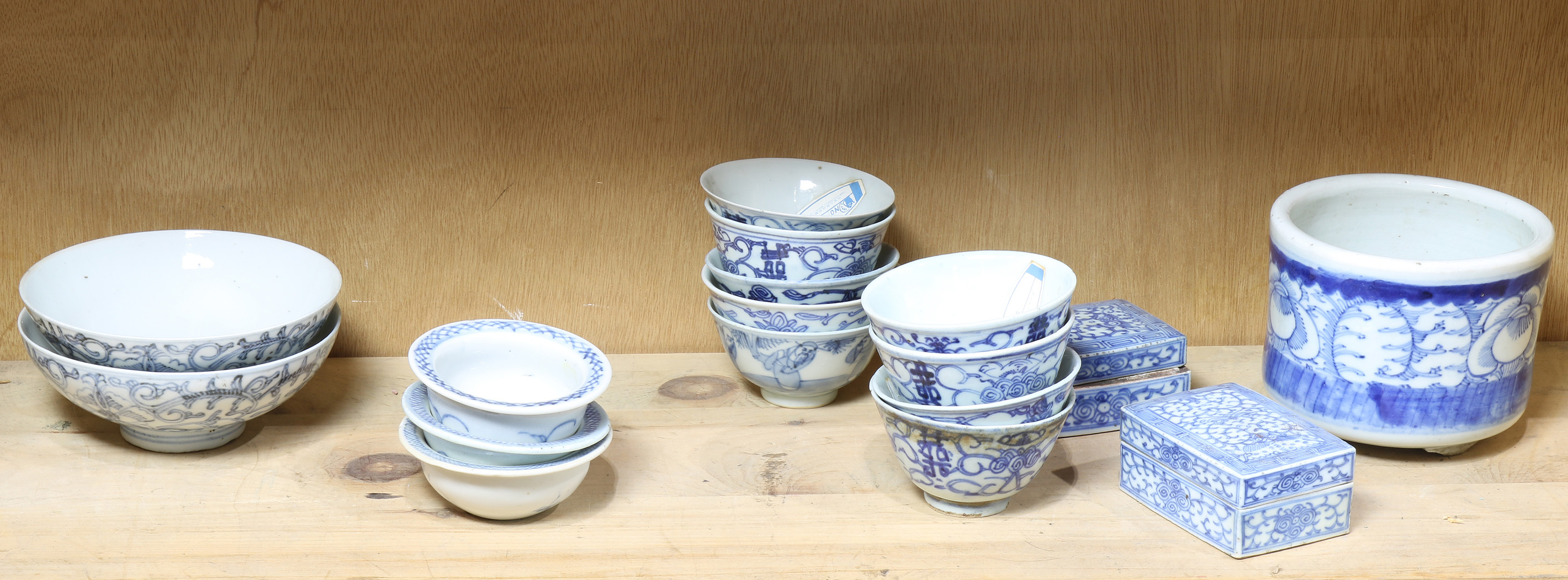 (LOT OF 17) CHINESE BLUE AND WHITE
