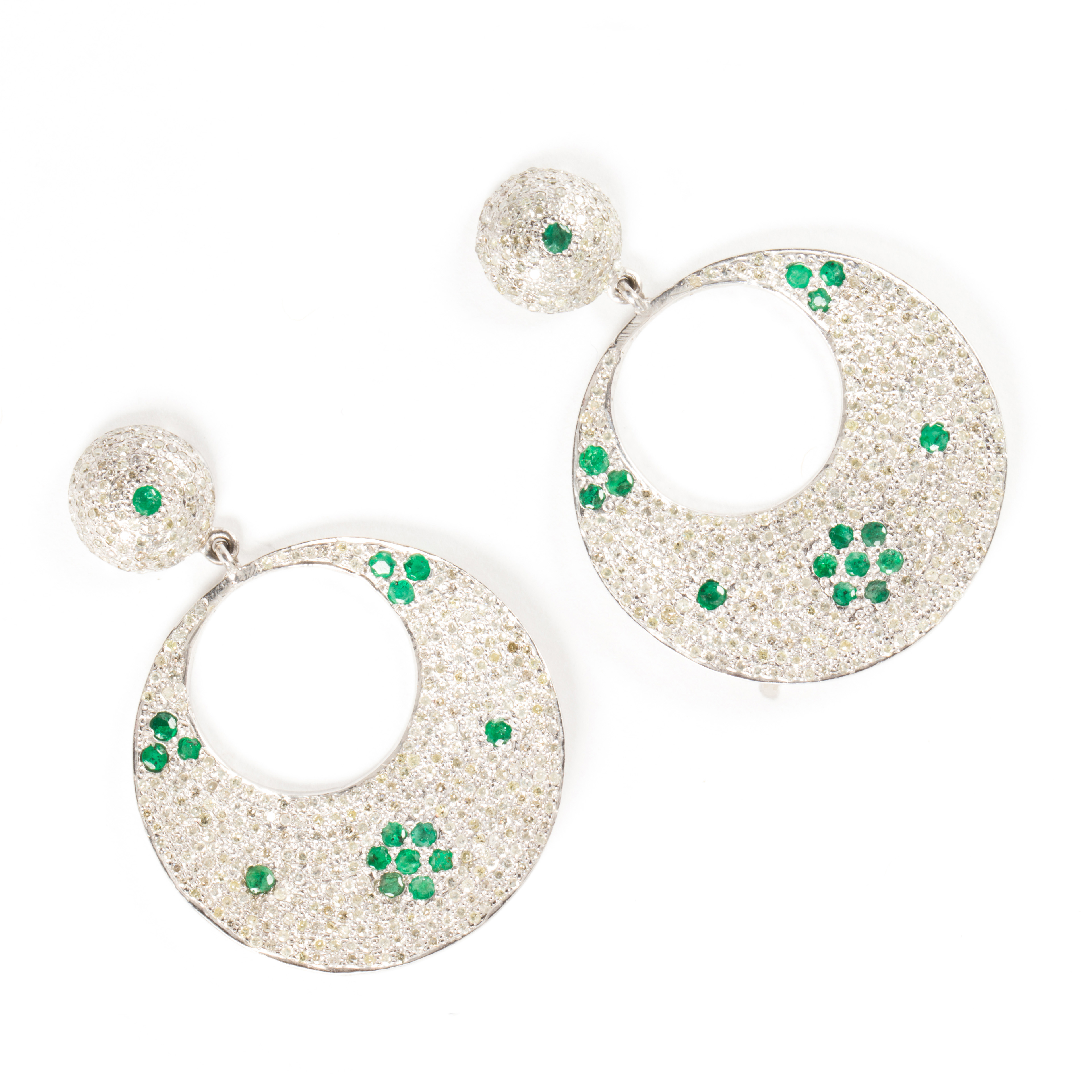 A PAIR OF DIAMOND AND EMERALD EARRINGS 3a4c01