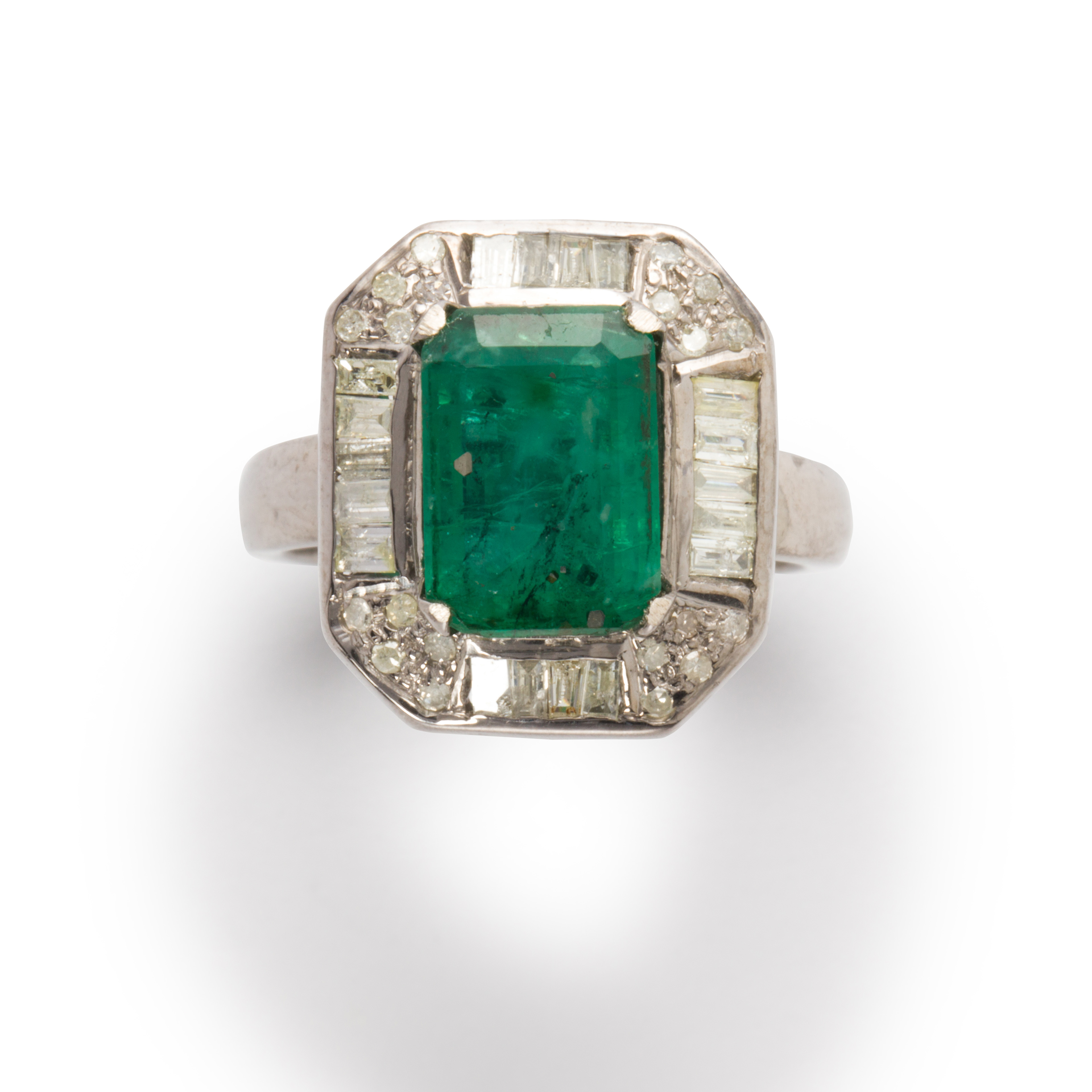 AN EMERALD AND DIAMOND RING An