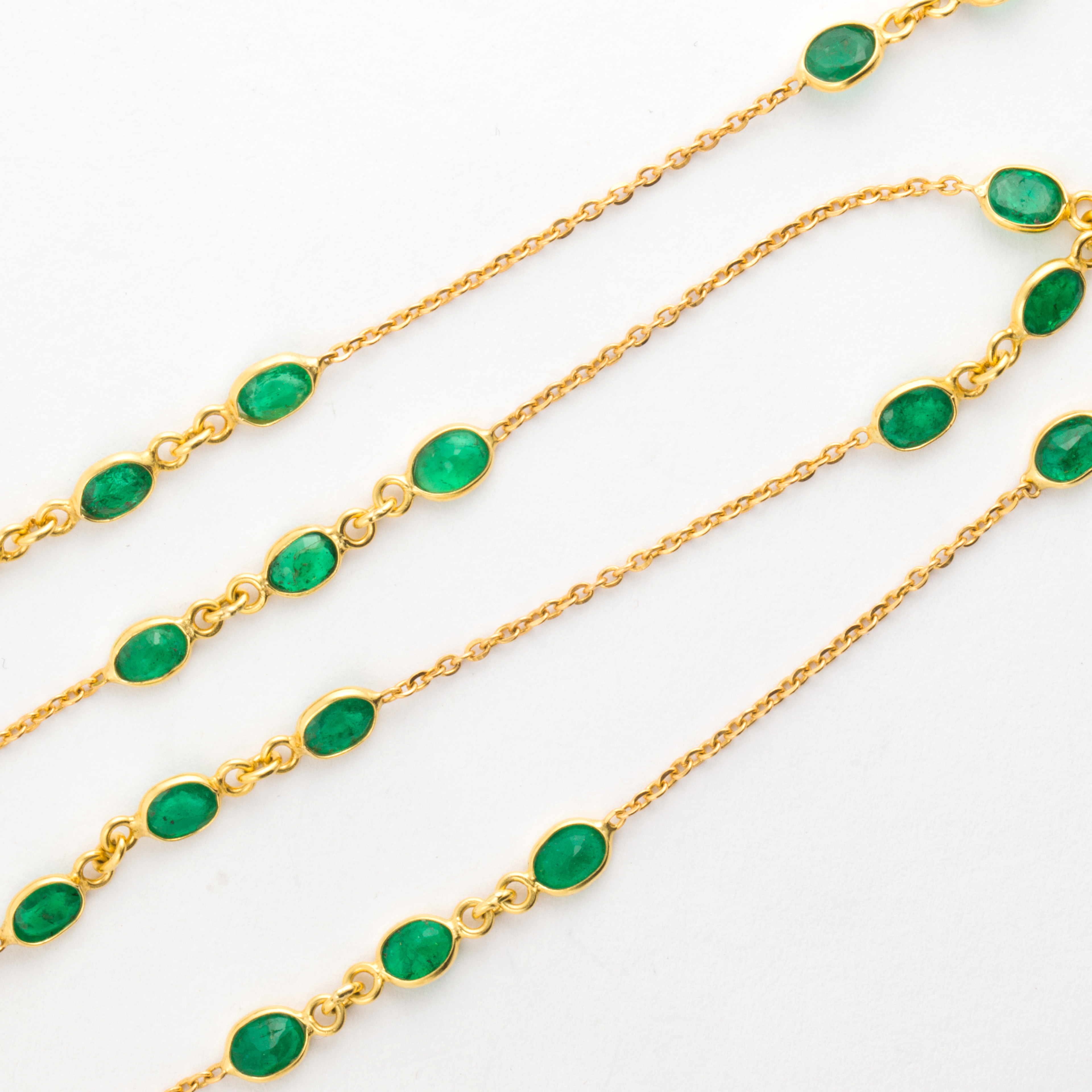 AN EMERALD AND EIGHTEEN KARAT GOLD NECKLACE