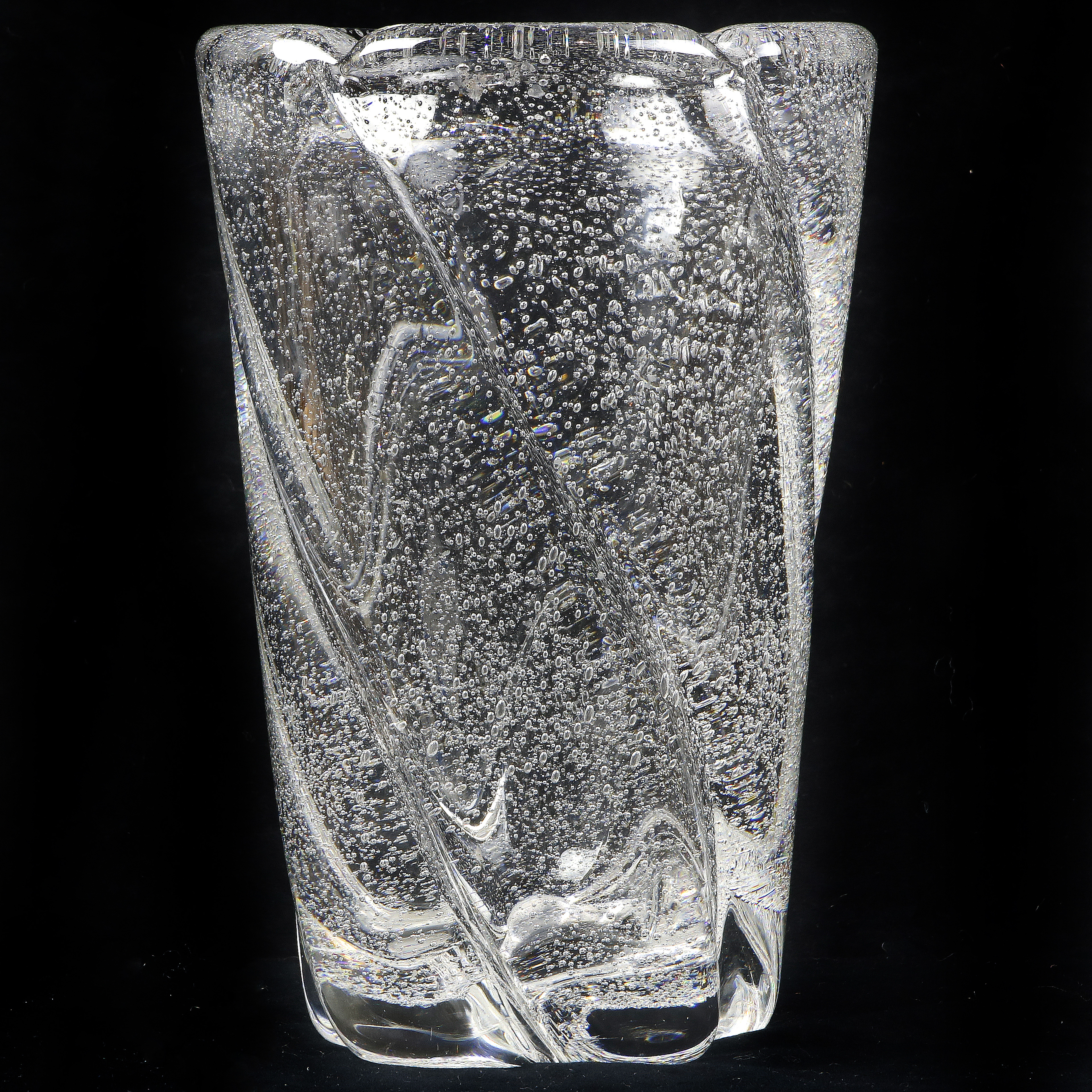 AN ART GLASS VASE An Art glass 3a4d6b