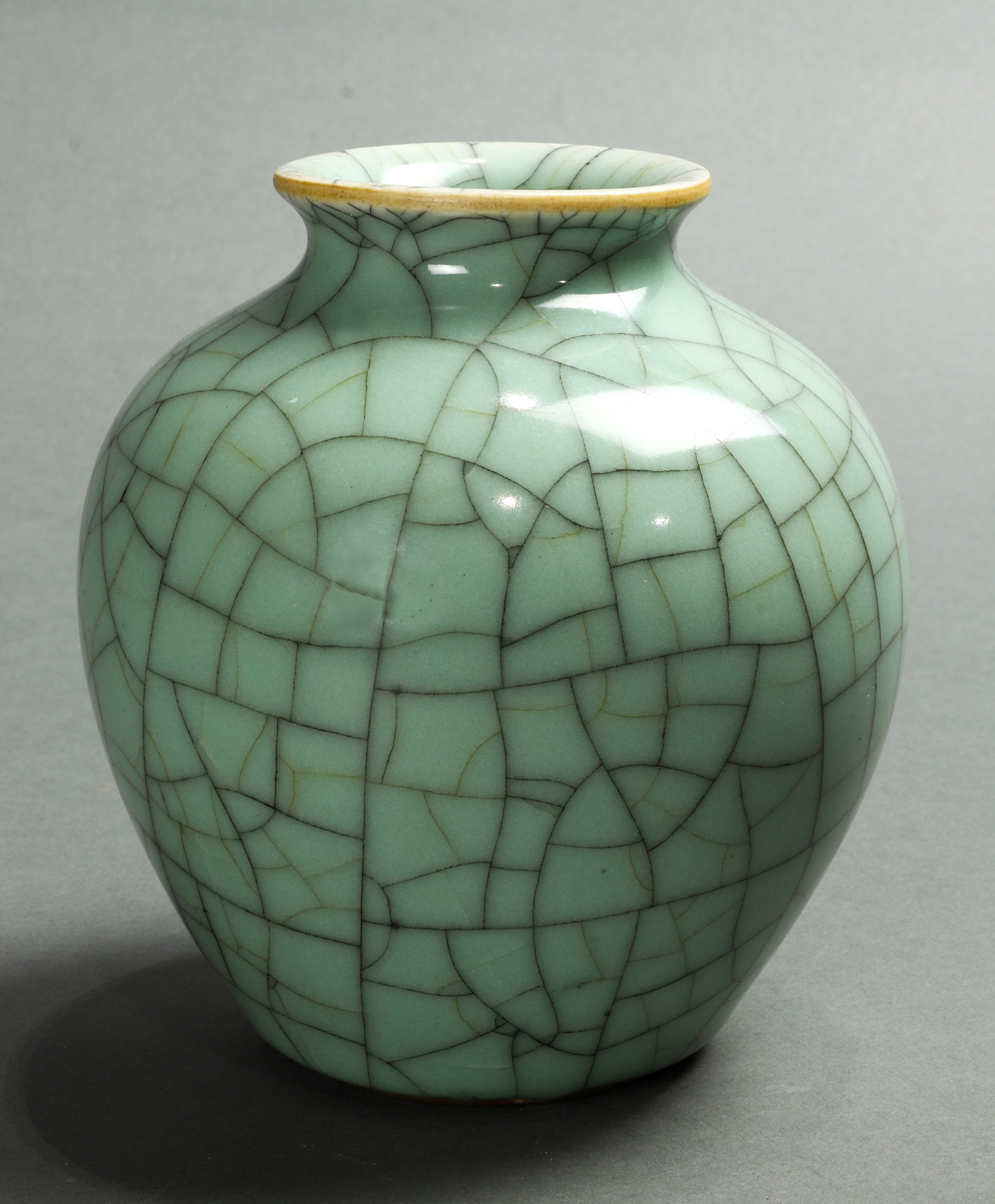 CHINESE CRACKLE GLAZED VASE Chinese 3a4da2