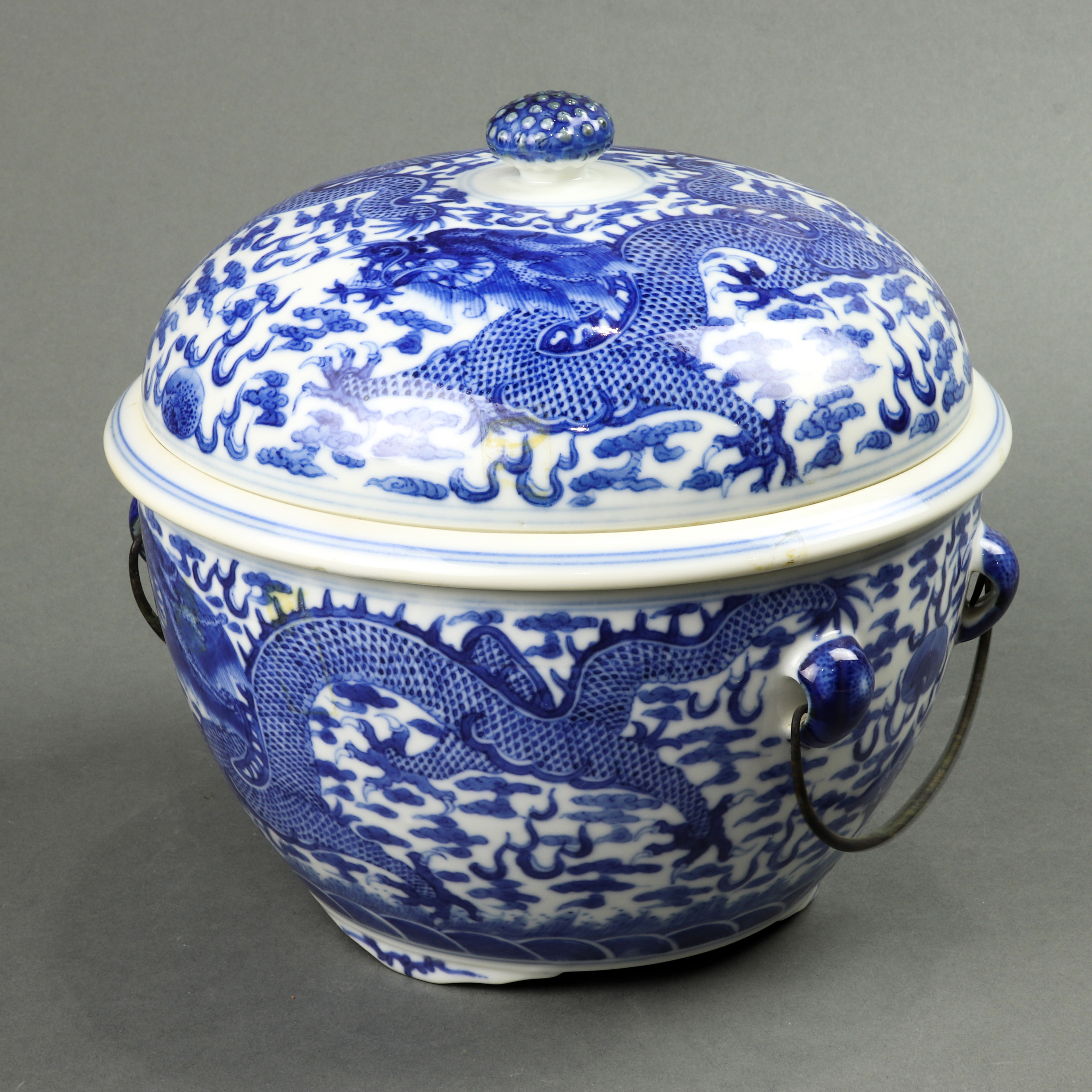 CHINESE BLUE AND WHITE 'DRAGON'