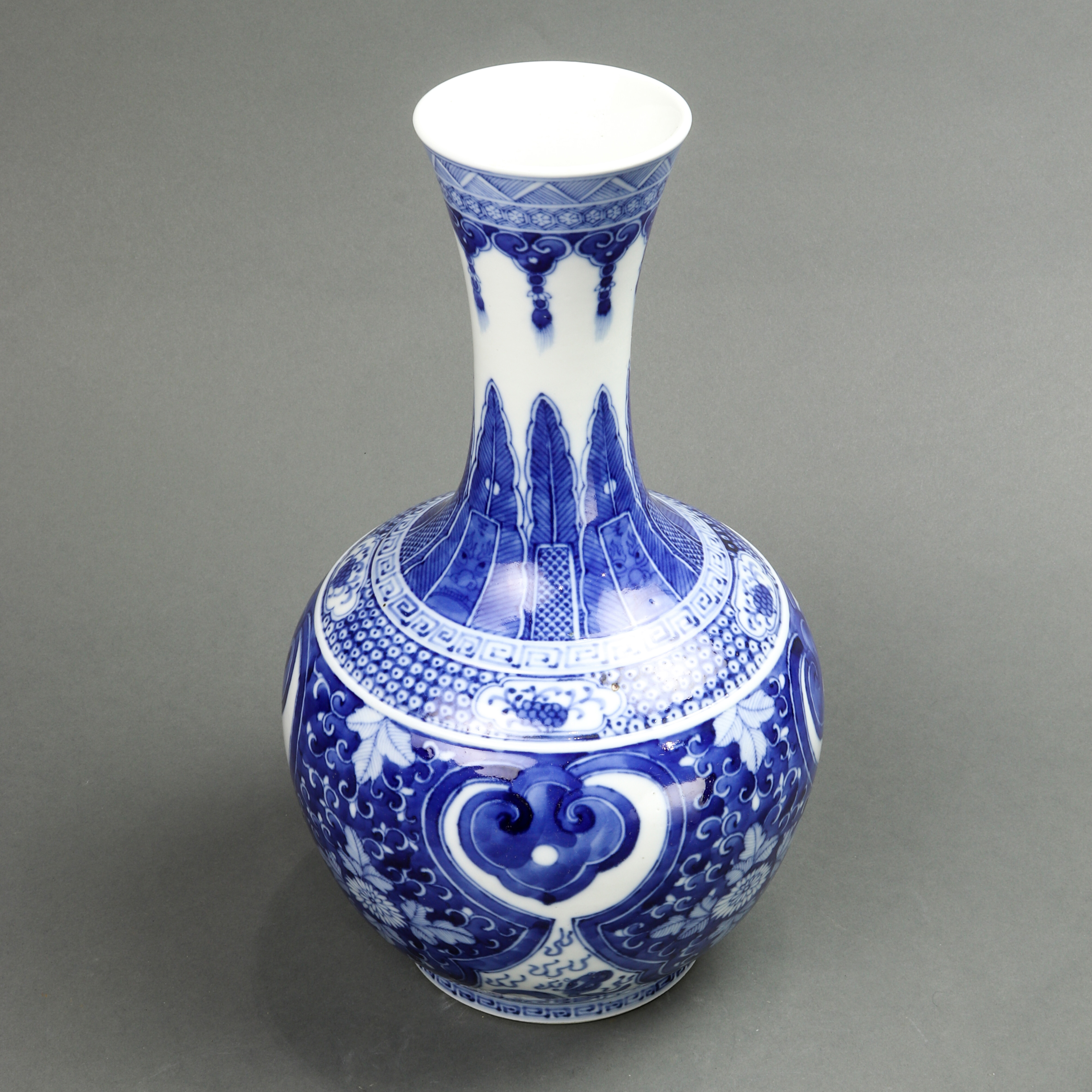 CHINESE BLUE AND WHITE VASE Chinese 3a4dd0