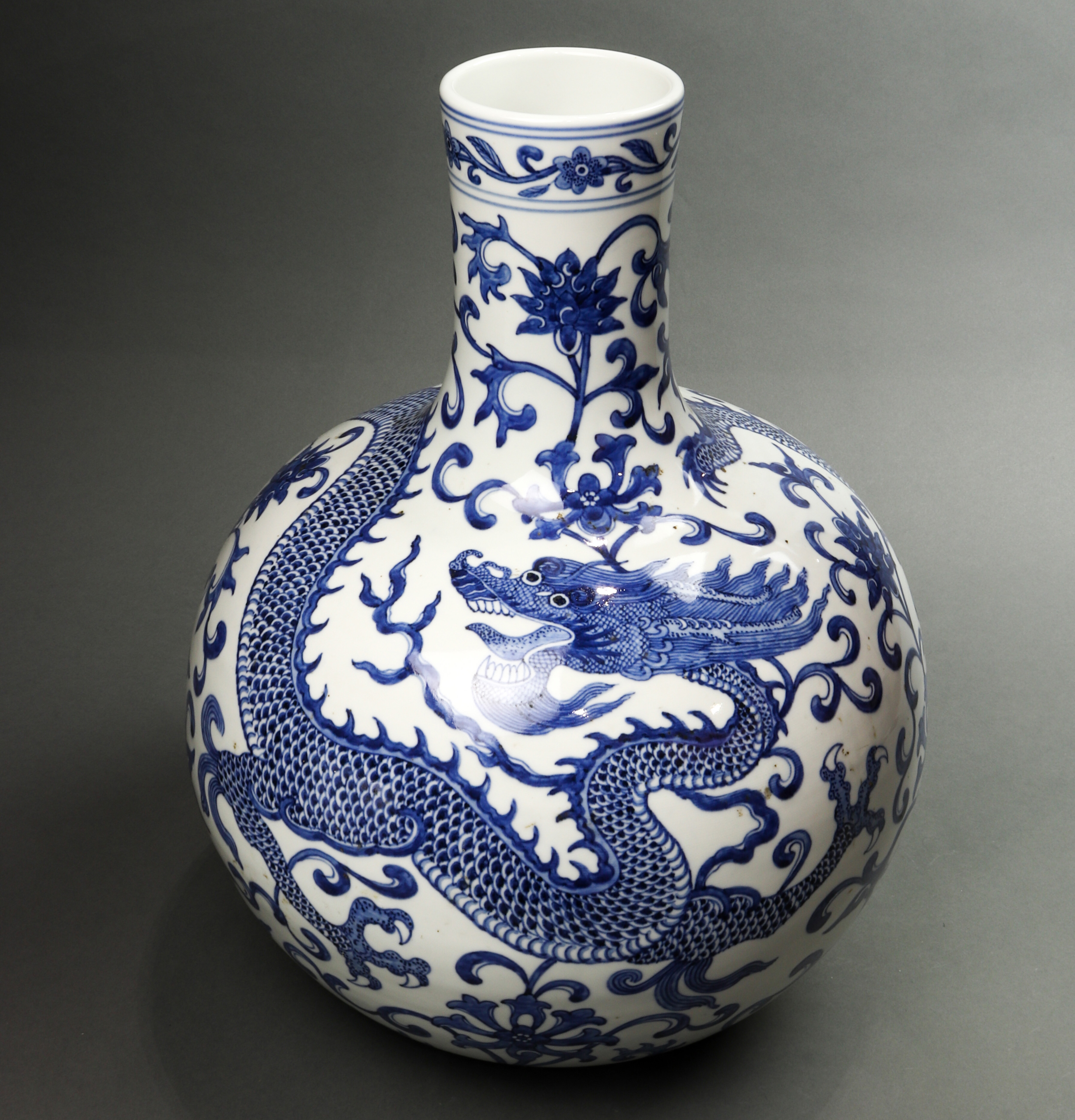 CHINESE BLUE AND WHITE BOTTLE VASE