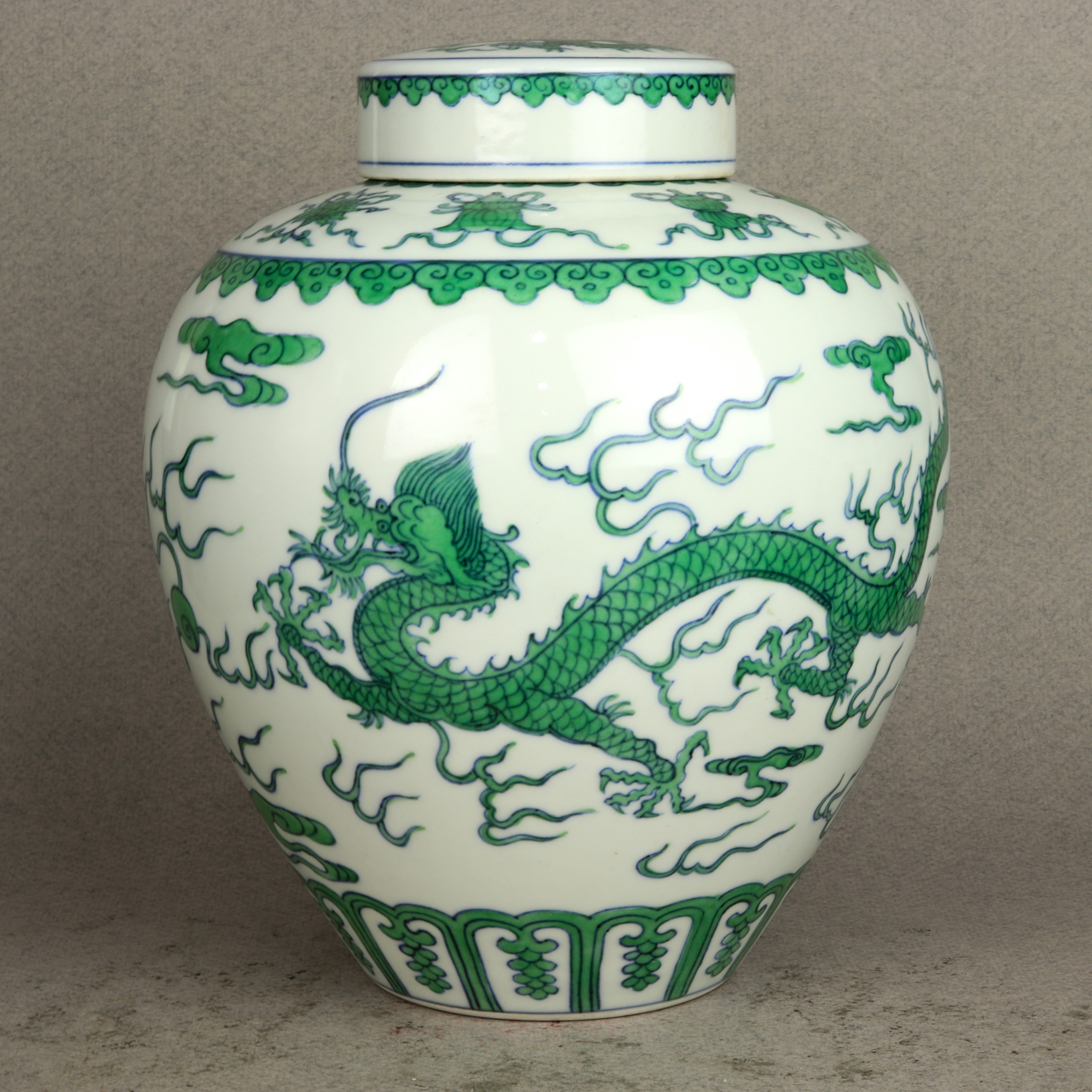 CHINESE FAMILLE VERTE DRAGON JAR 3a5055