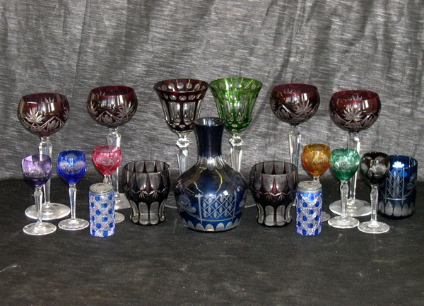 Eighteen Piece Collection of Glassware  3a523e