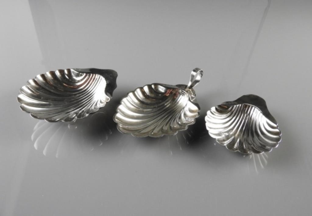 THREE STERLING SHELL DISHESTwo