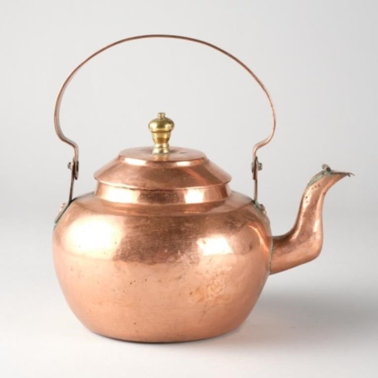 COPPER KETTLEA large copper kettle with