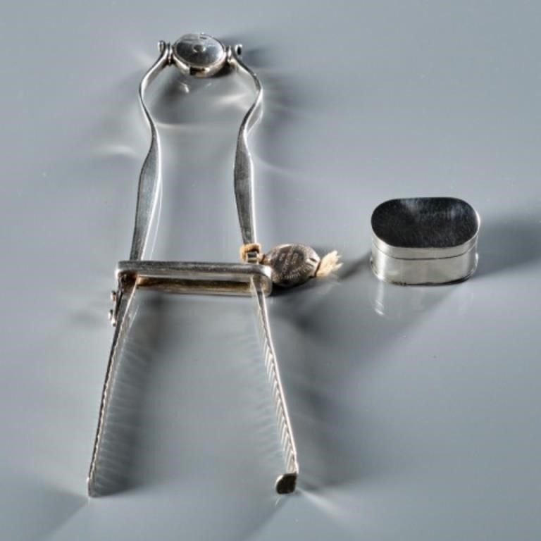 TWO GEORGIAN STERLING SILVER IMPLEMENTSConsisting