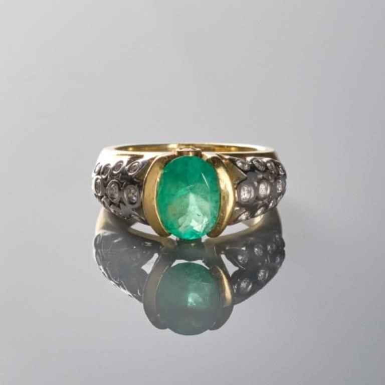 EMERALD & DIAMOND RINGAn emerald