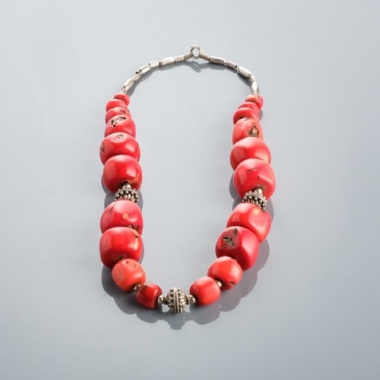 CORAL NECKLACEA necklace with graduated 3a8750