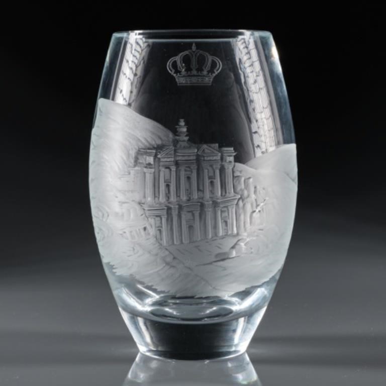 SWEDISH ENGRAVED CRYSTAL VASEA 3a87f3