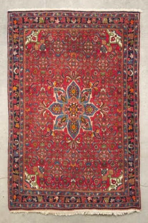 SAROUK RUGA Sarouk rug showing a petal