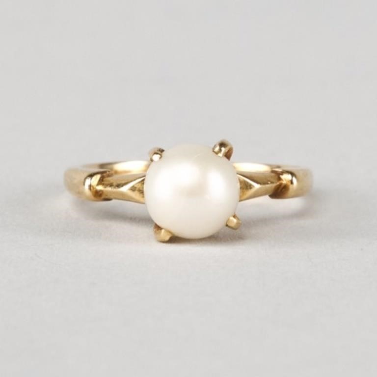 GOLD PEARL RINGA 14kt gold ring set