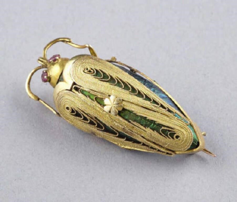 SCARAB BROOCHAn iridescent scarab 3a8a4a