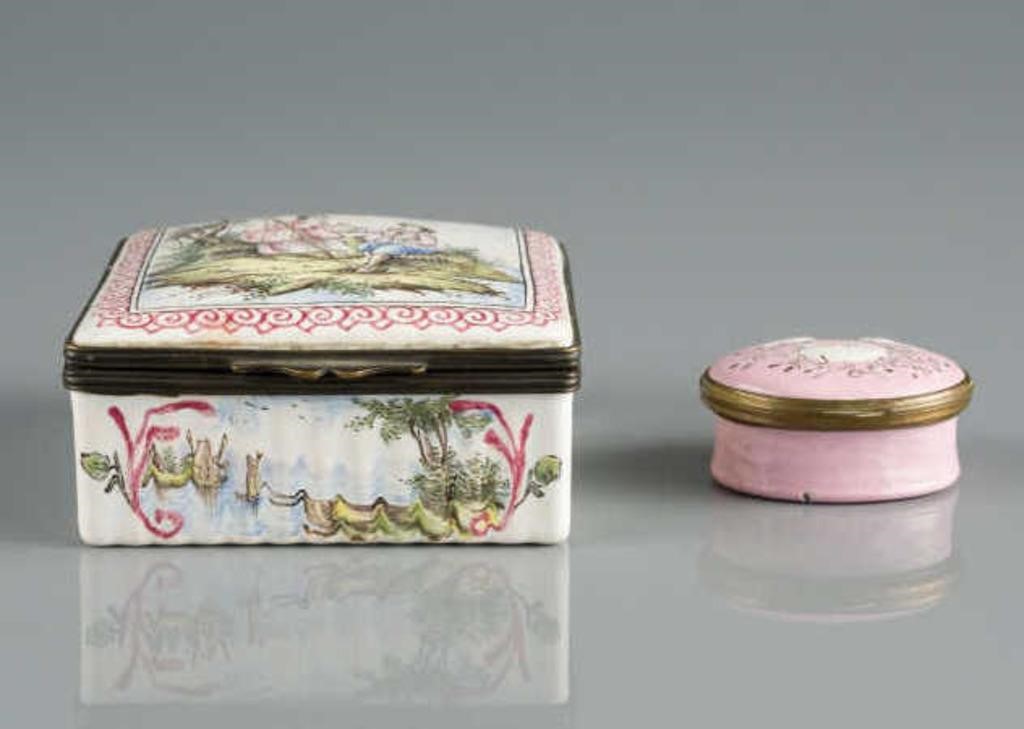 FRENCH PORCELAIN DRESSER BOXESTwo 3a8ab9