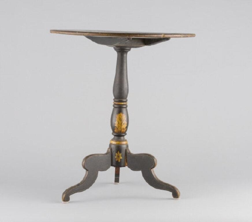 CHIPPENDALE TILT-TOP TEA TABLEA